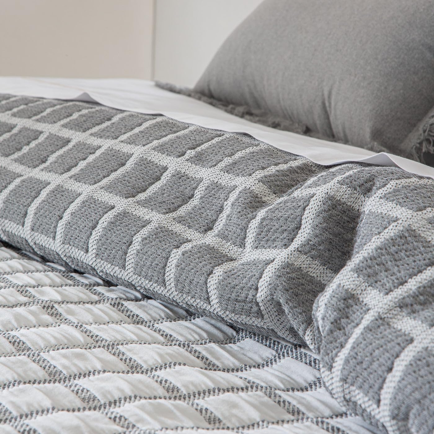 Henko - Colcha Verano Cama 200 - Tejido Relieve Geométrico - 300x270 cm - Suave y Transpirable - Fabricado en España - Color Gris (Austin)