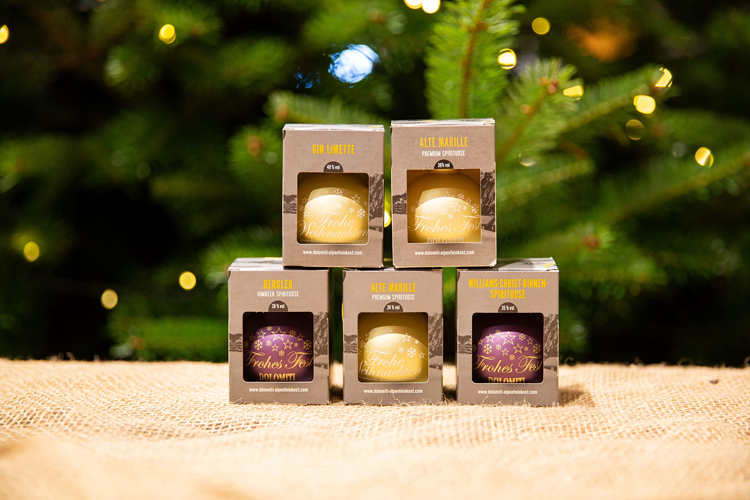 Schnaps Weihnachtskugeln 8er Set – 2X Alte Marille, 2X Williams, 2X Gin Limette, 2X Bergler – Hochwertige Glas-Christbaumkugeln – je 0,04 l – Geschenkidee mit Alkohol & Deko – Edle Kugeln gefüllt