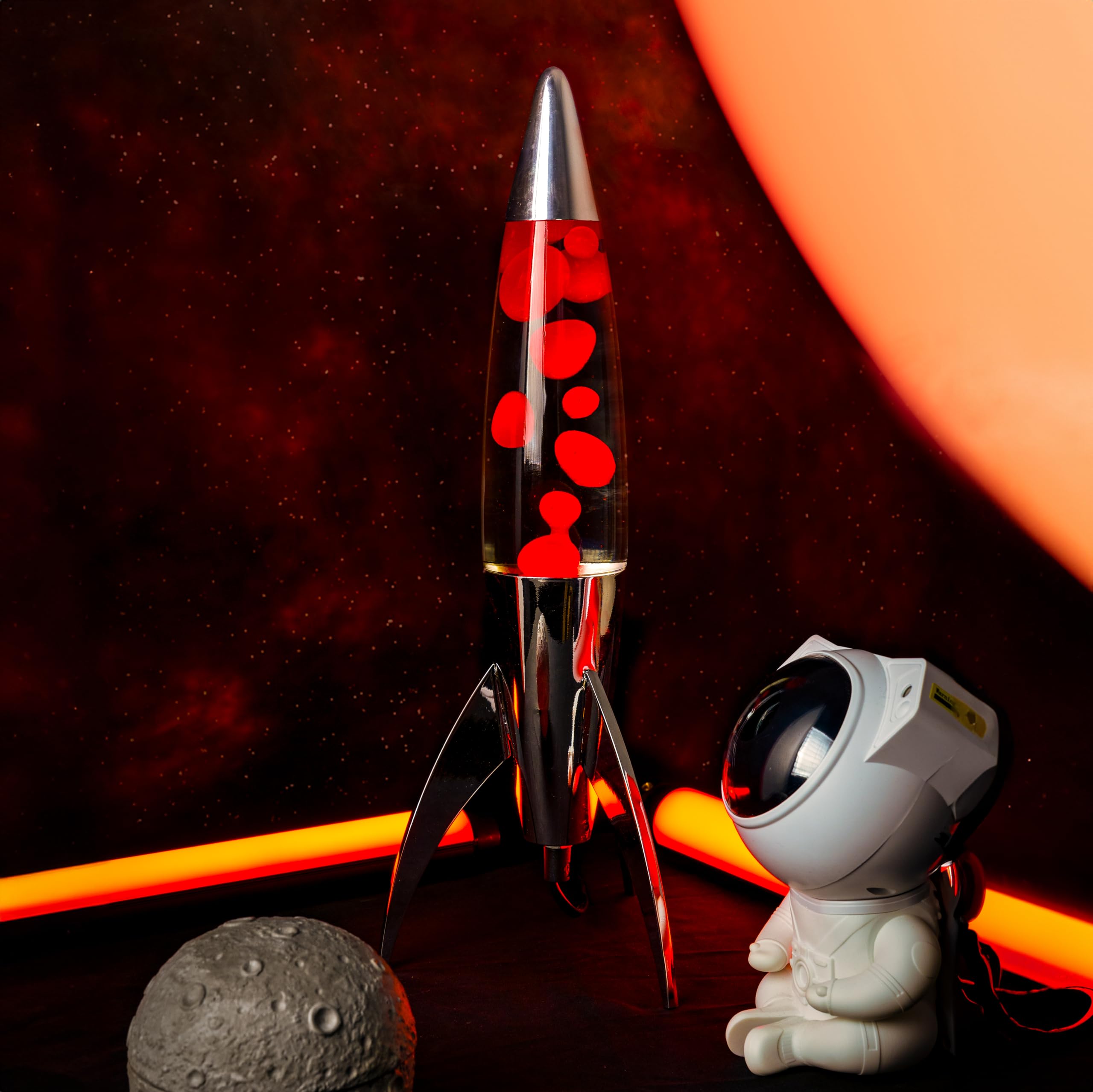 Fisura - Lavalampa röd "rocket". Kromad bas, genomskinlig vätska och röd lava. Retro lavalampa med extra glödlampa. Mått: 20 centimeter x 20 centimeter x 45 centimeter