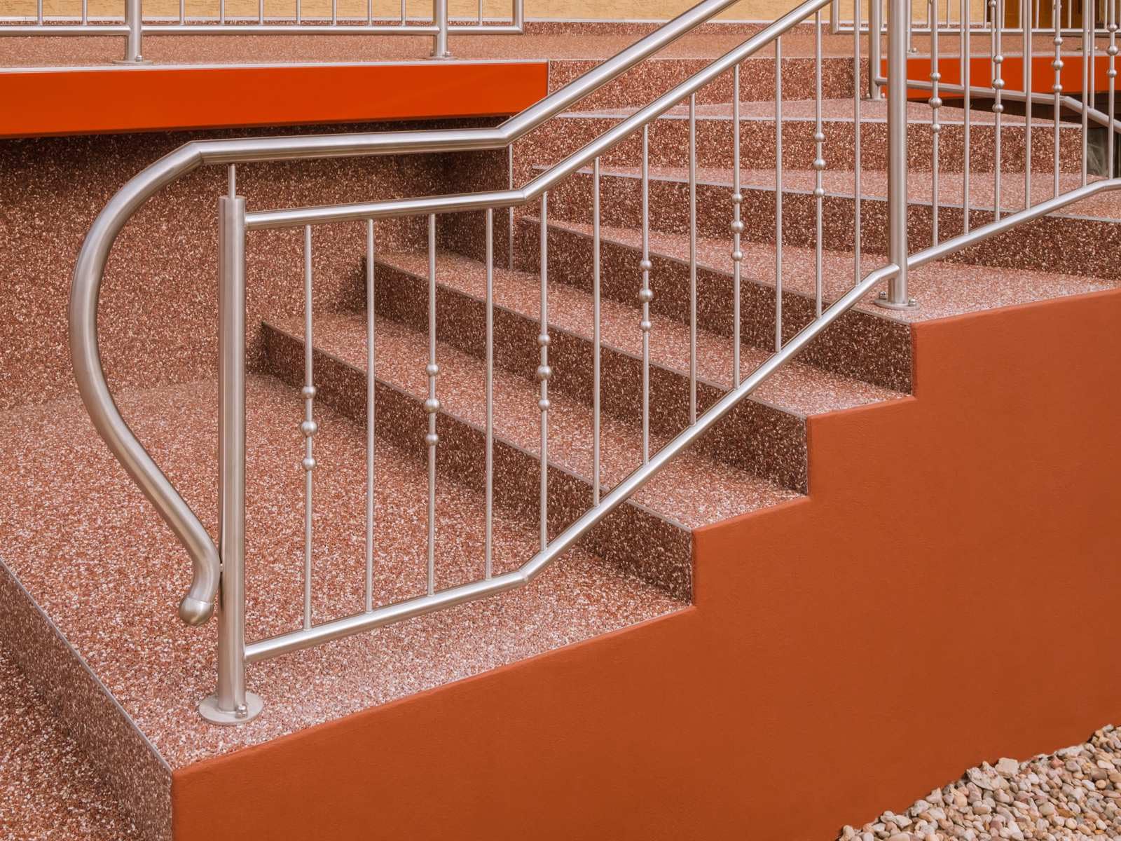 Steinteppich Epoxidharz Set Innen & Außen (ca. 56kg / 4-5m²) | 16 Farben | 50kg 2-4mm Marmorkies + 6L, 2K Epoxidharz Bindemittel | Für Balkon, Terrasse, Treppen, Garage