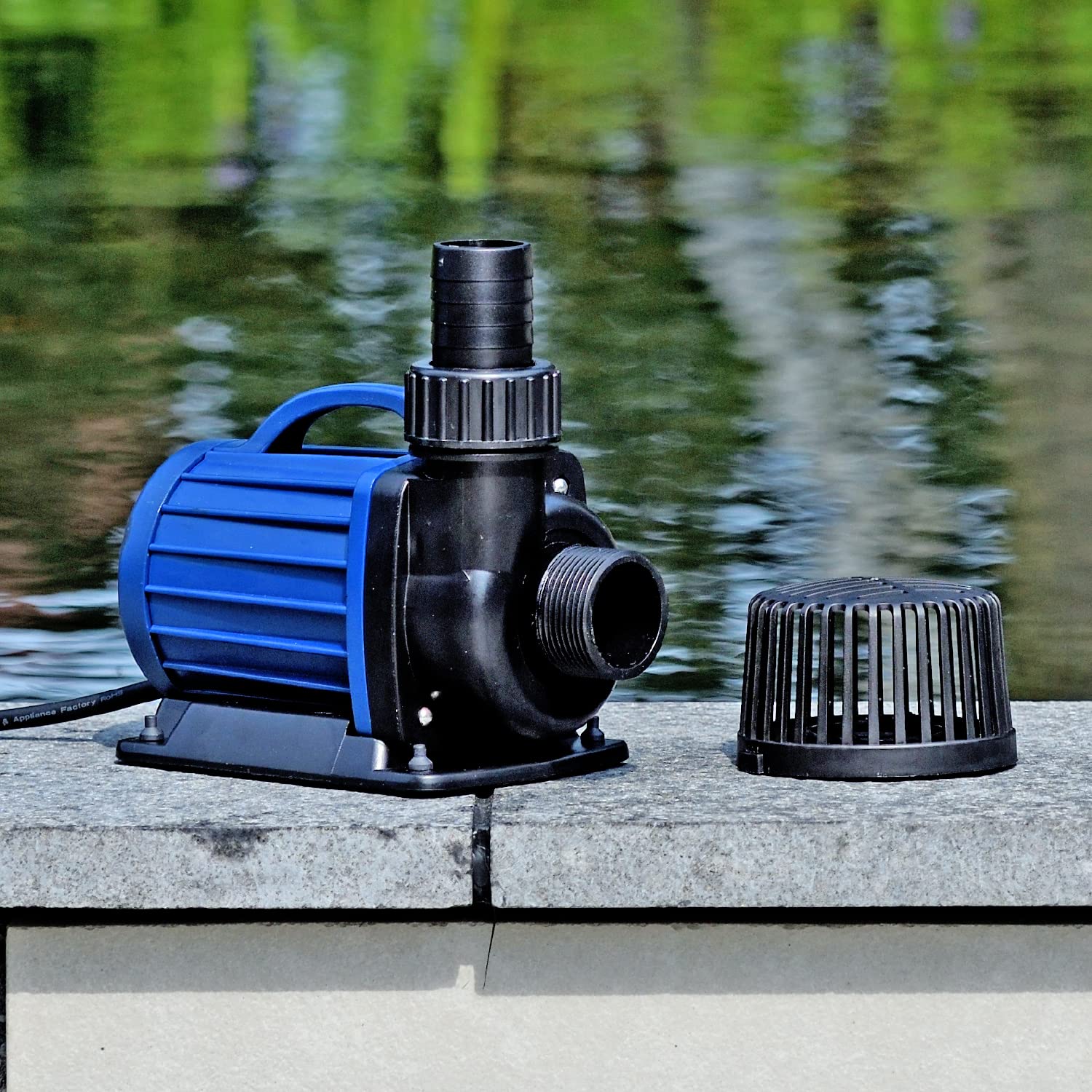AquaForte DM-8 000 pompa do oczka wodnego/filtracyjnego, 70 W, maks. przepływ 8 m³/h, maks. wysokość tłoczenia 4,5 m, długość kabla 10 m, odpowiednia do cieków wodnych, wodospadów i filtrów