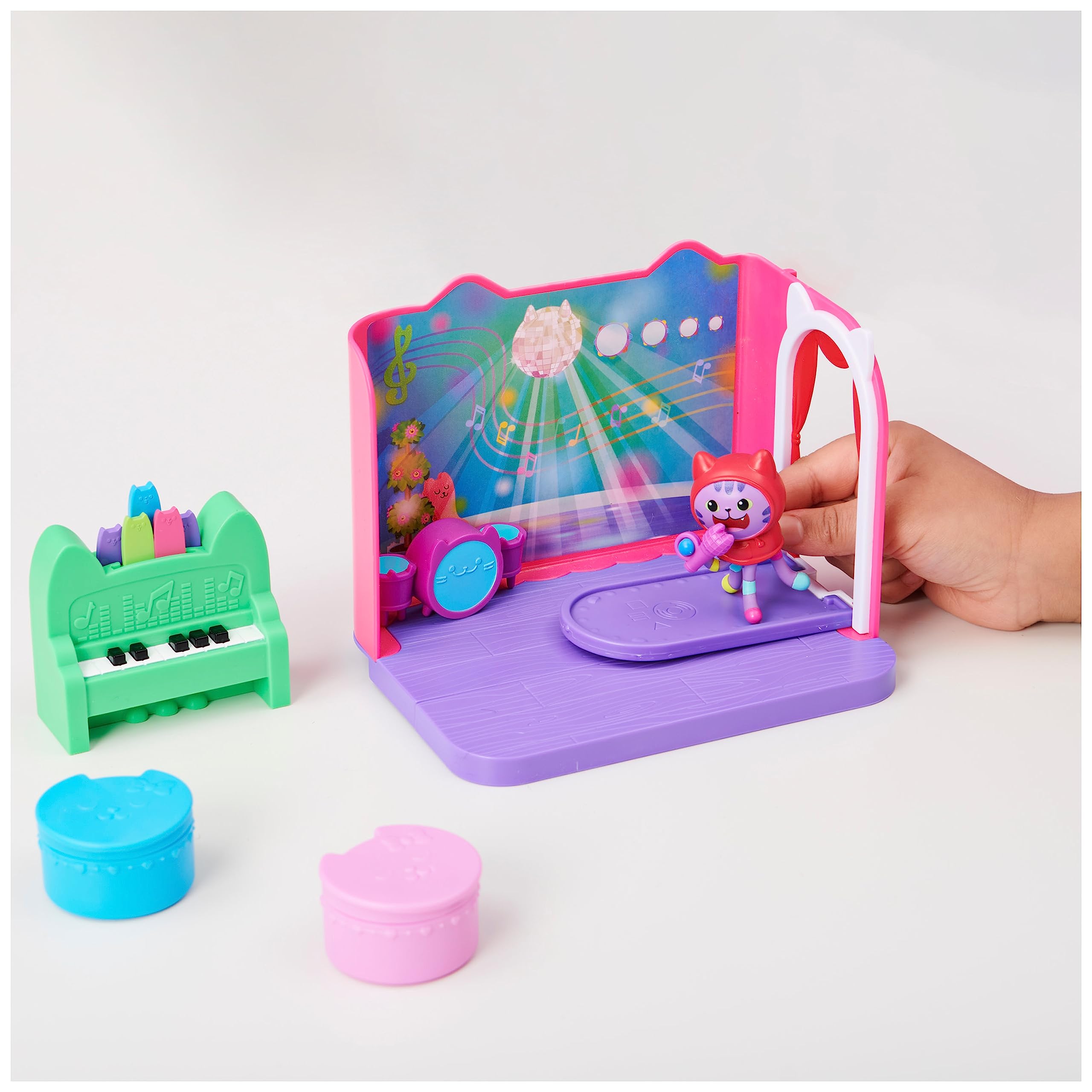 DREAMWORKS GABBY'S DOLLHOUSE - Deluxe Raum, Groovy Music Room, Musikzimmer mit DJ Katzenminze, 2 Möbelstücken und 2 Überraschungsboxen mit Zubehörteilen, ab 3 Jahren