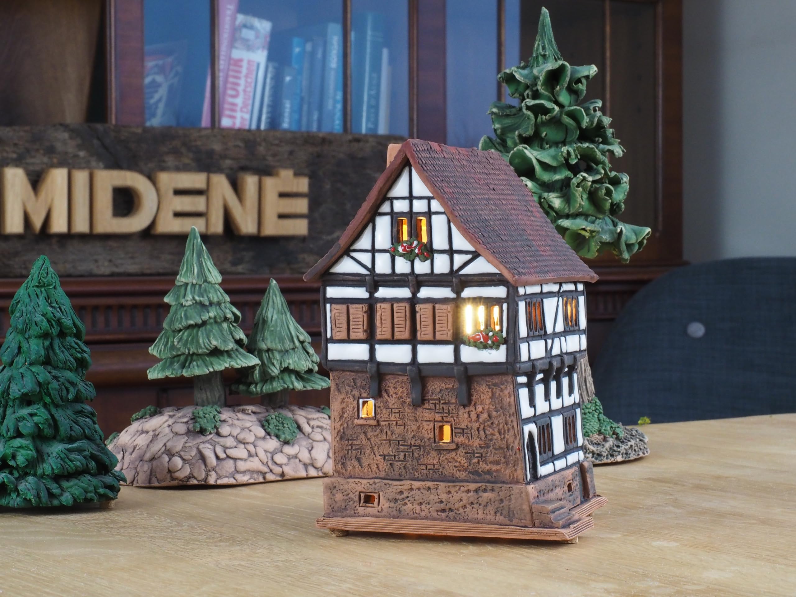 Ceramiczny domek świetlny, świecznik na herbatę, miniaturka artystyczna, stary gotycki dom w Gelnhausen, Niemcy, A227AR