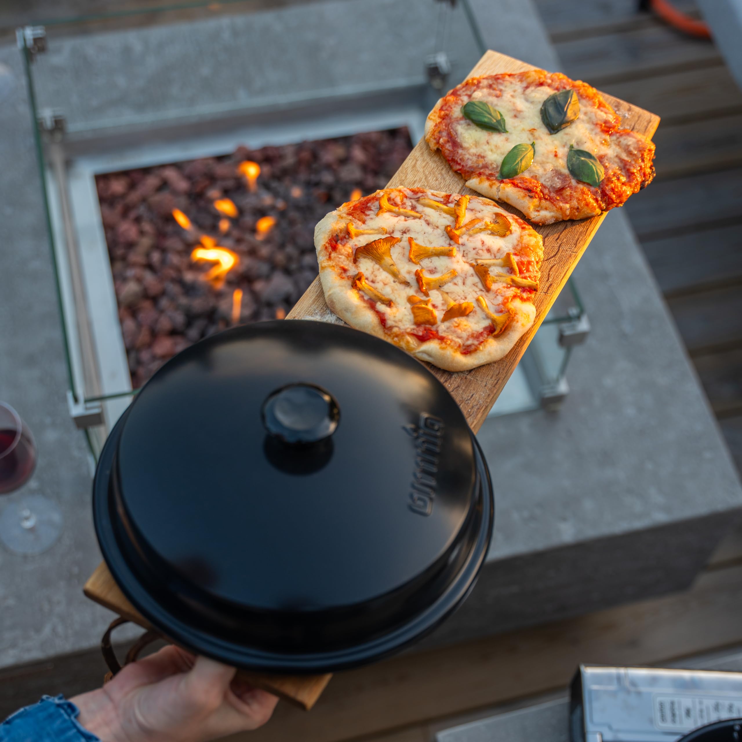 Omnia® Stovetop Pizza Oven – Tragbarer Pizzaofen für den Herd für Camping, Wohnmobil, Wohnwagen, Balkon und Boot – Mobiler Pizzaofen aus Edelstahl – Knusprige Pizza in 8 Minuten