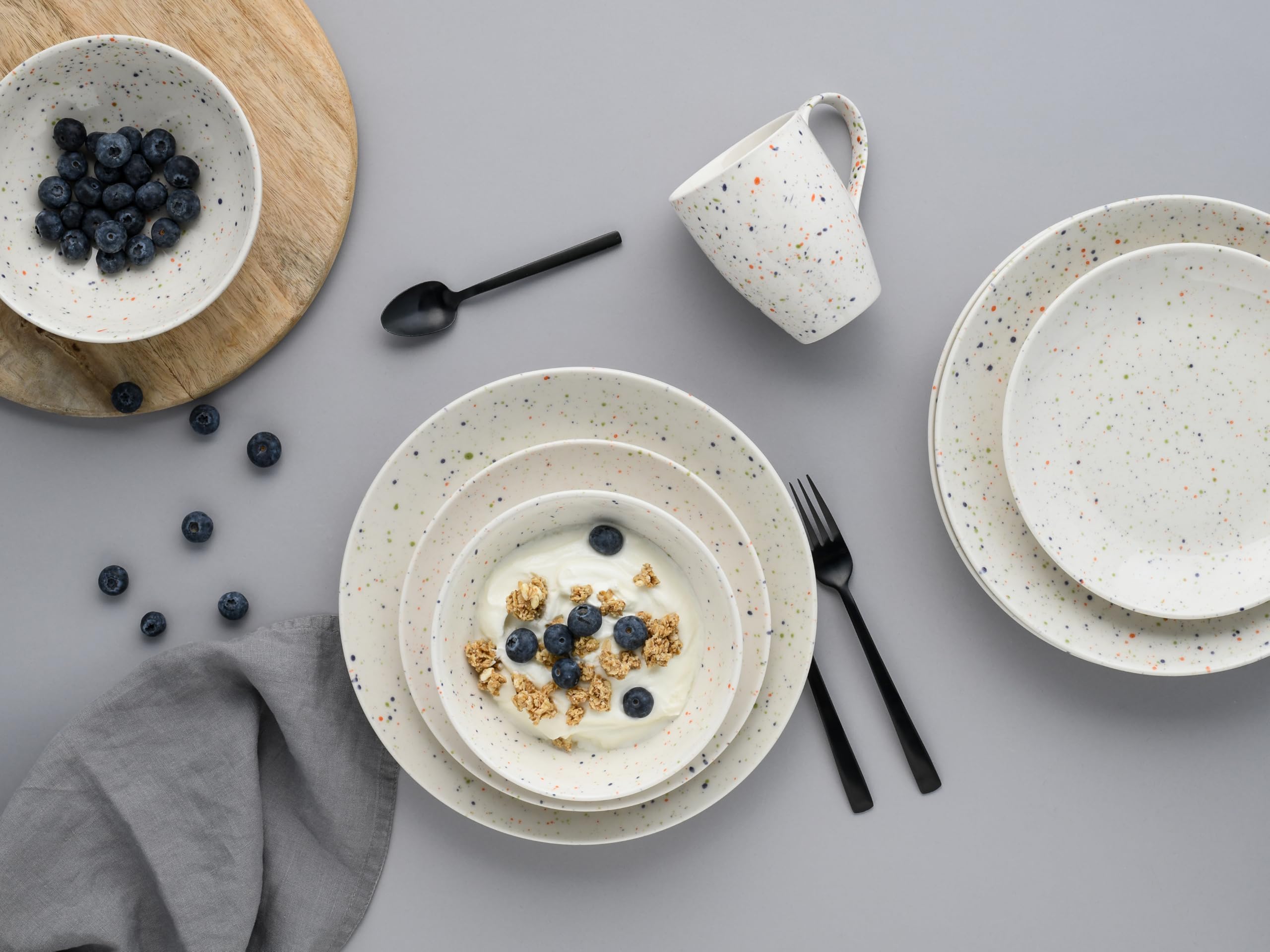 CreaTable, 24263, seria Confetti białe, 16-częściowy zestaw naczyń dla 4 osób, serwis kombi z kamionki, nadaje się do mycia w zmywarce i używania w kuchence mikrofalowej, wysokiej jakości produkcja