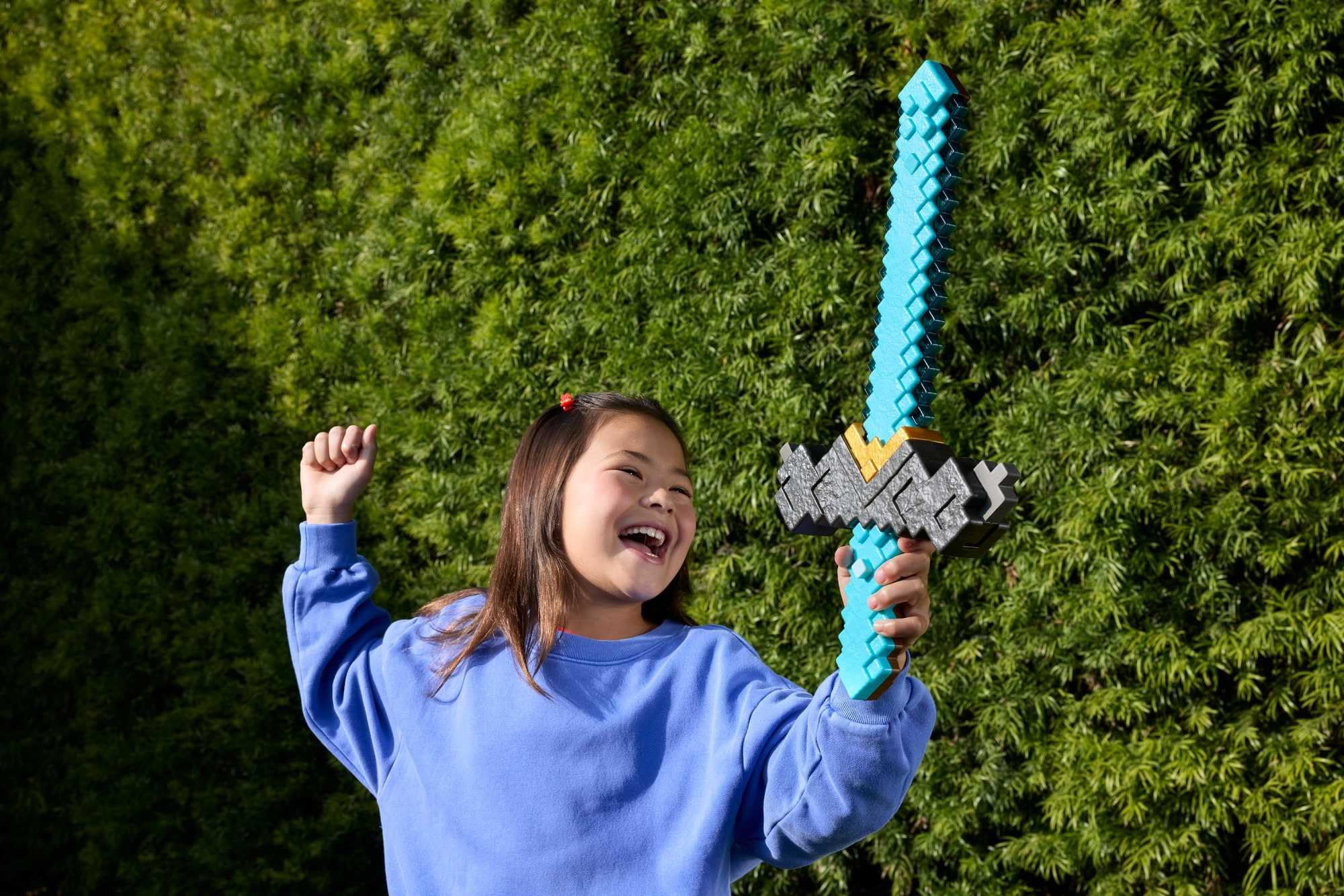 Mattel Minecraft Movie Miecz i kilof 2 w 1 Szybka transformacja Zabawka Role Play, akcesorium do zabawy ze zmianą aktywowaną przyciskiem, zabawka inspirowana filmem „Minecraft: Film”, JFR72