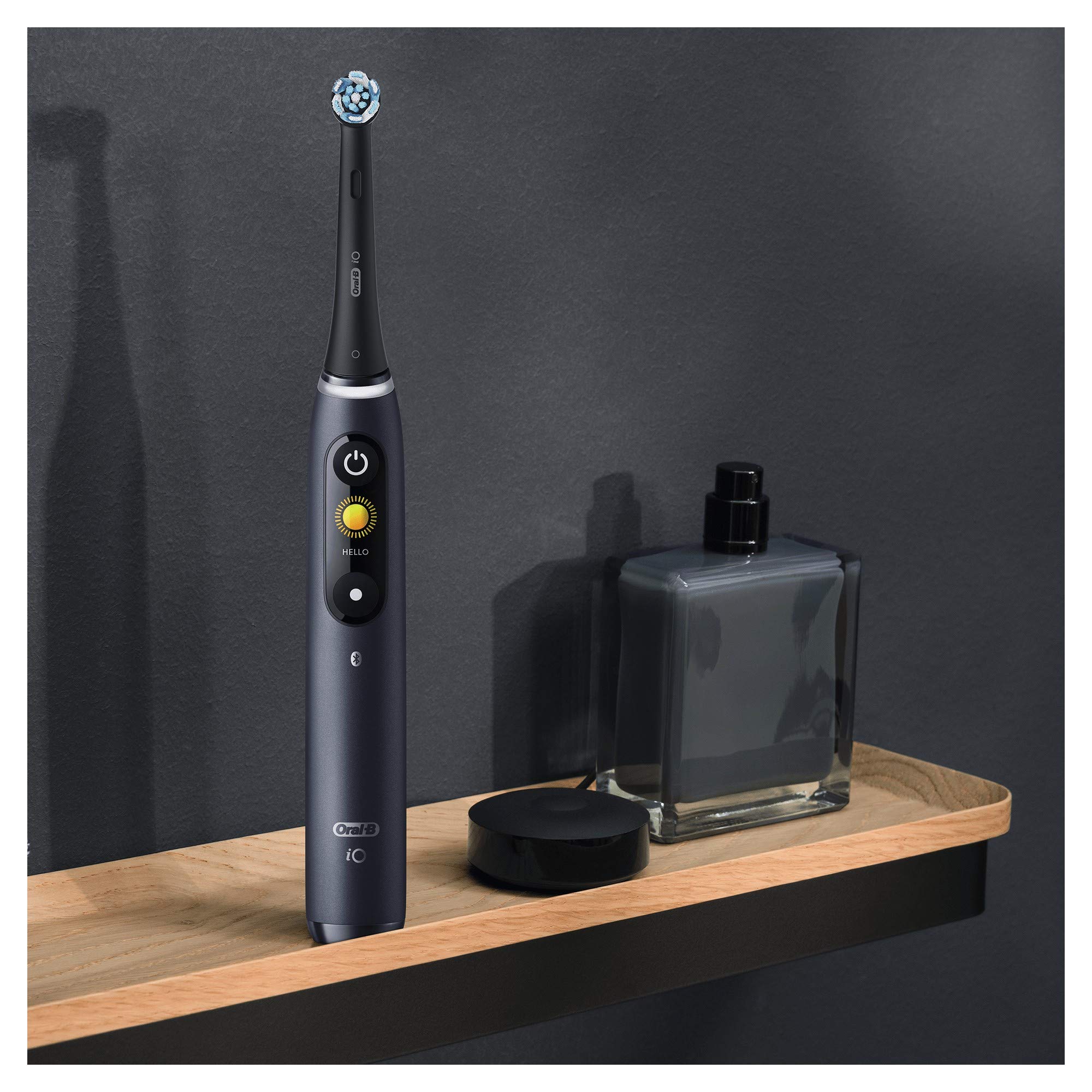 Oral-B iO 8 Cepillos de Dientes Eléctricos (Pack de 2) con Mangos Recargables, Tecnología Magnética de Braun, 2 Cabezales de Recambio, Pantalla a Color y Estuche de Viaje Premium - Blanco y Negro