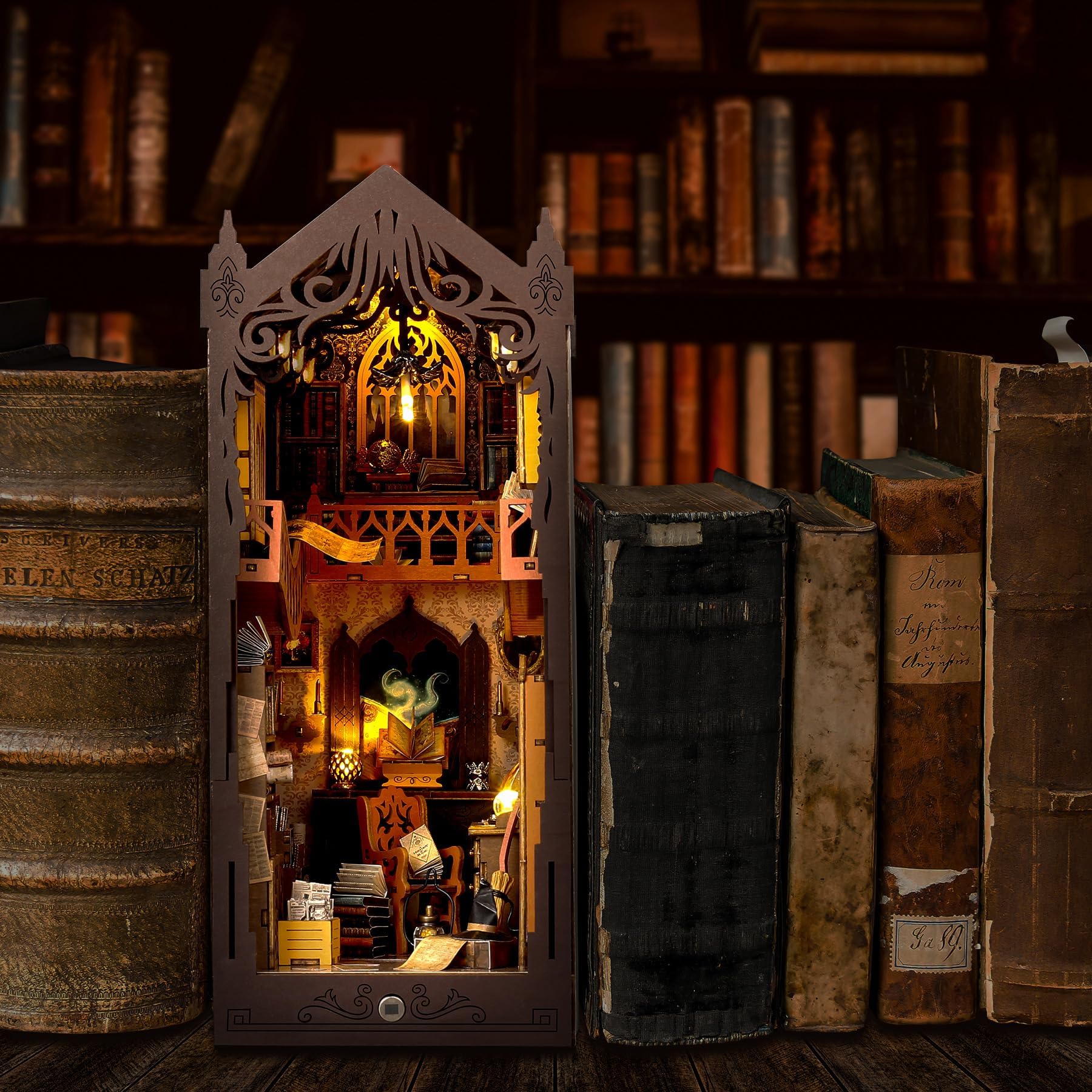 CSYY Book Nook Kit, DIY Maison de Poupée Miniature Kit de Maison avec Meubles en Bois et Lumière LED Monde Magique