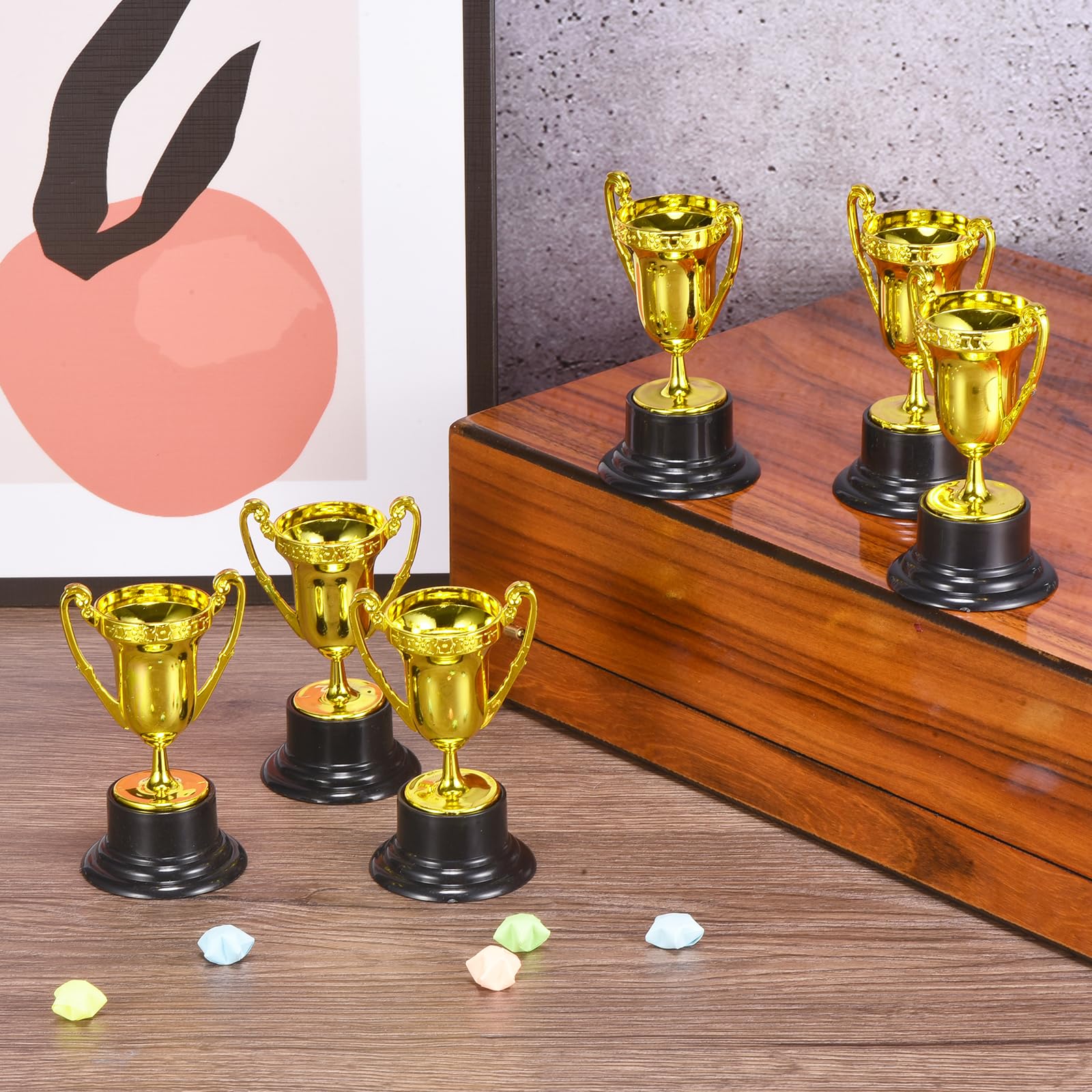 PATIKIL Paquete de 60 Mini Trofeos de Plástico Dorados de 3.3 Pulgadas Copa de Trofeo Pequeña Premio Al Primer Lugar Trofeos para Deportes Torneos de Fútbol Competencia Fiesta