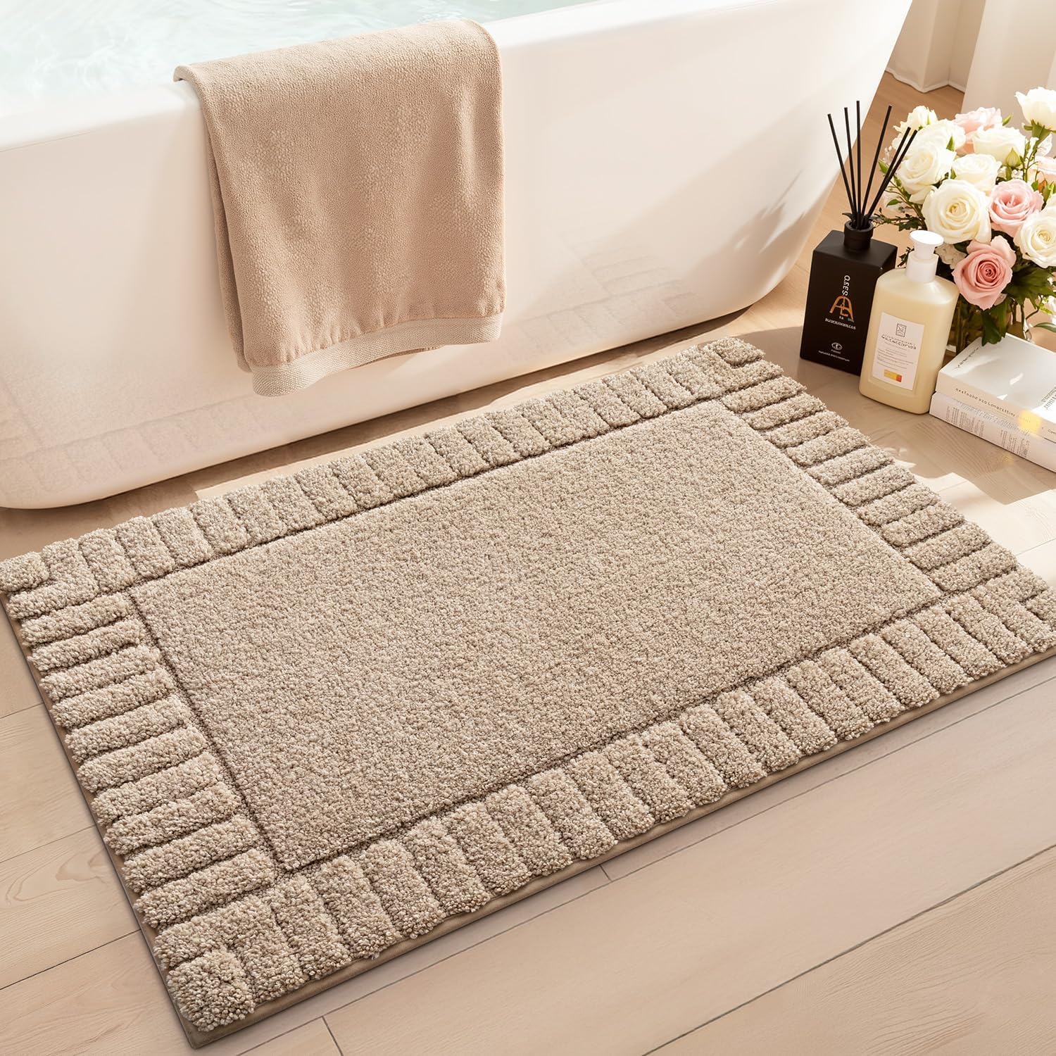 LUMI Alfombrilla de Baño Antideslizante con Base de Goma, Felpa Microfibra Extra Suave y Absorbente, Lavable a Máquina y Secado Rápido para Bañera, Ducha y Hotel, Beige, 60 x 90 cm