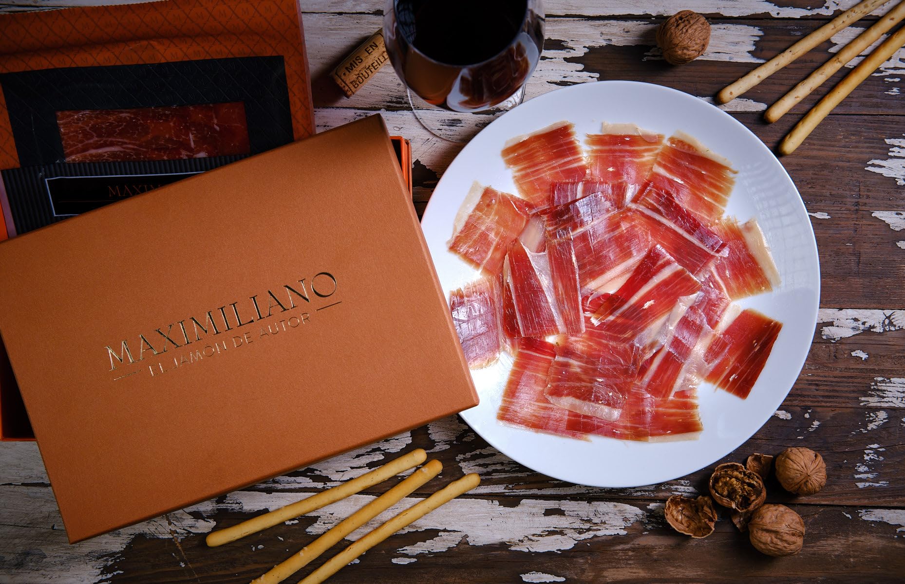 Maximiliano - Jamón Triple Equis - Jamón Curado - Pieza de 8 kg - Equilibrado, Delicado y Sutil - Curación Mayor 36 Meses - Crianza en Libertad - Incluye Tabla Jamonera