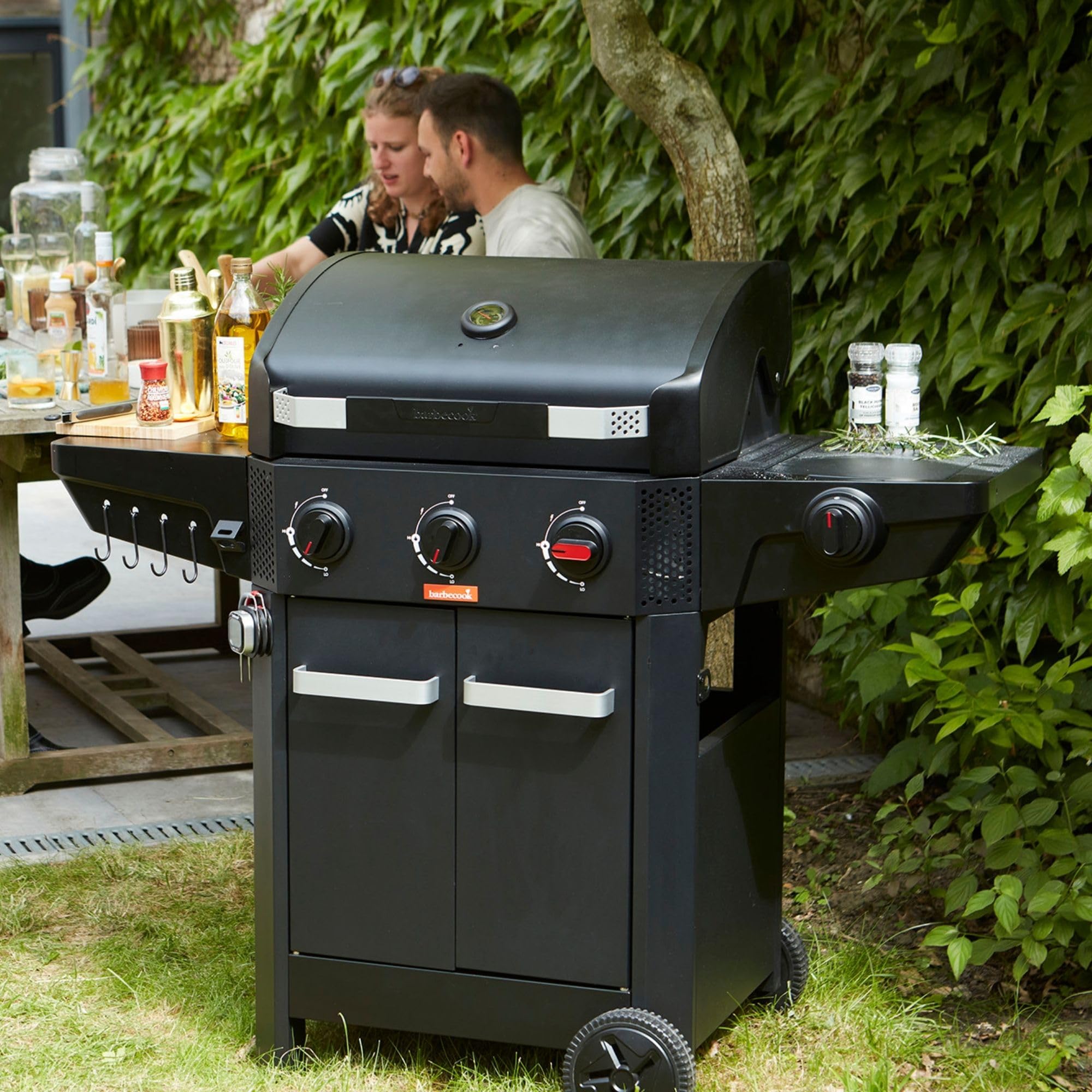 Barbecook grill gazowy Luca 312 z szafką i palnikiem bocznym czarny 133,4 x 60,3 x 112,3 cm