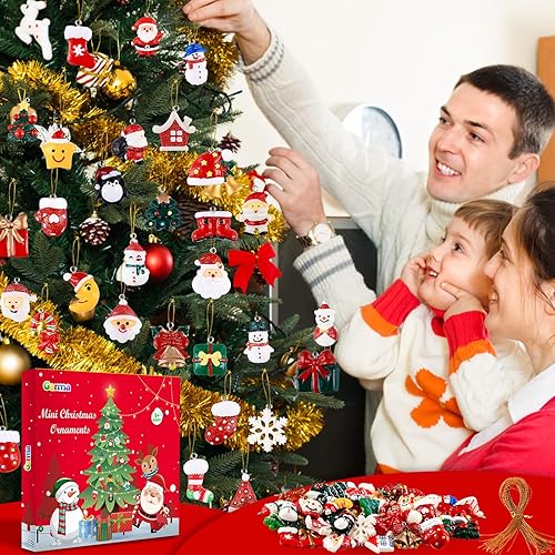 Miniatura 7 de Garma 48 piezas de mini adornos de Navidad, juego pequeño de adornos para árbol de Navidad con Papá Noel, muñeco de nieve, campanas, adornos