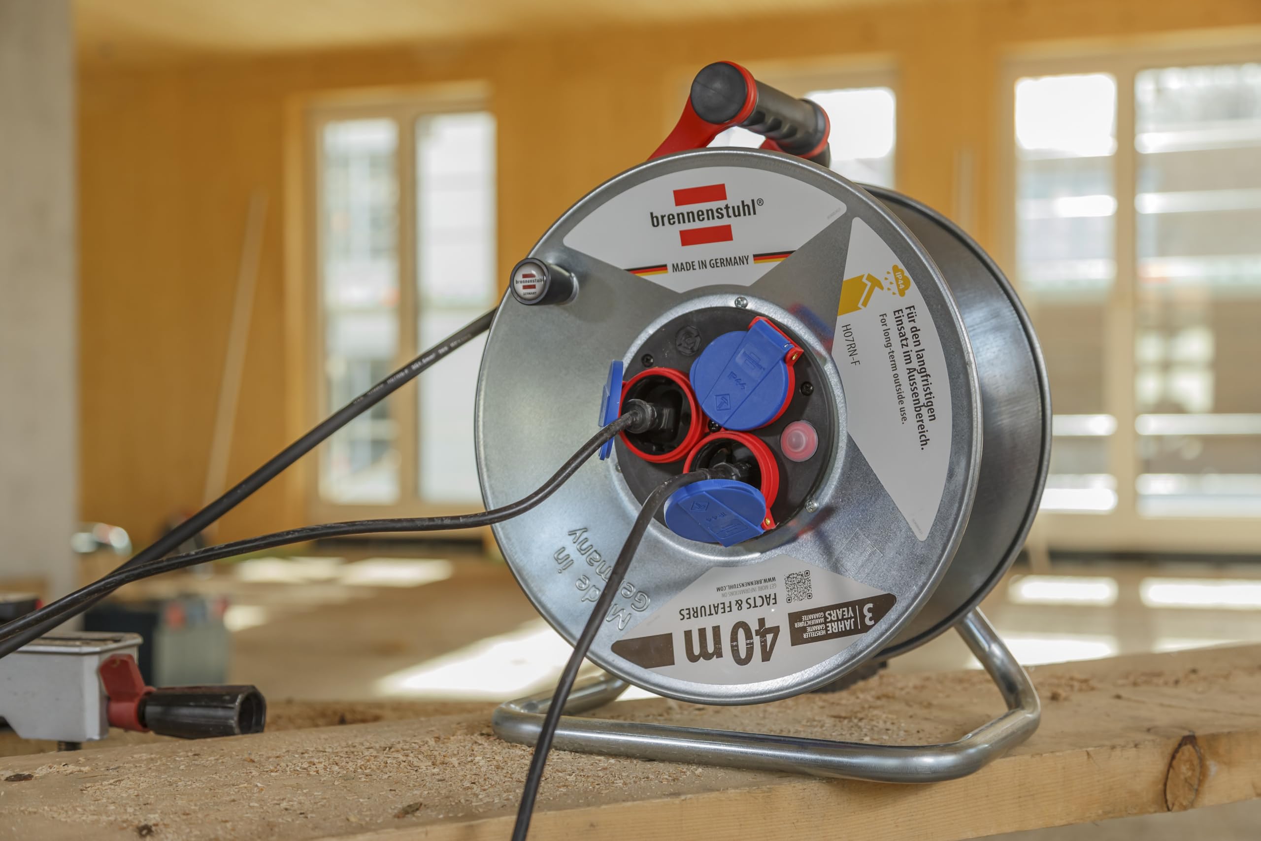 Brennenstuhl Garant S IP44 Kabeltrommel (40m Kabel in schwarz, aus Stahlblech, für den ständigen Einsatz im Außenbereich, Made in Germany) silber