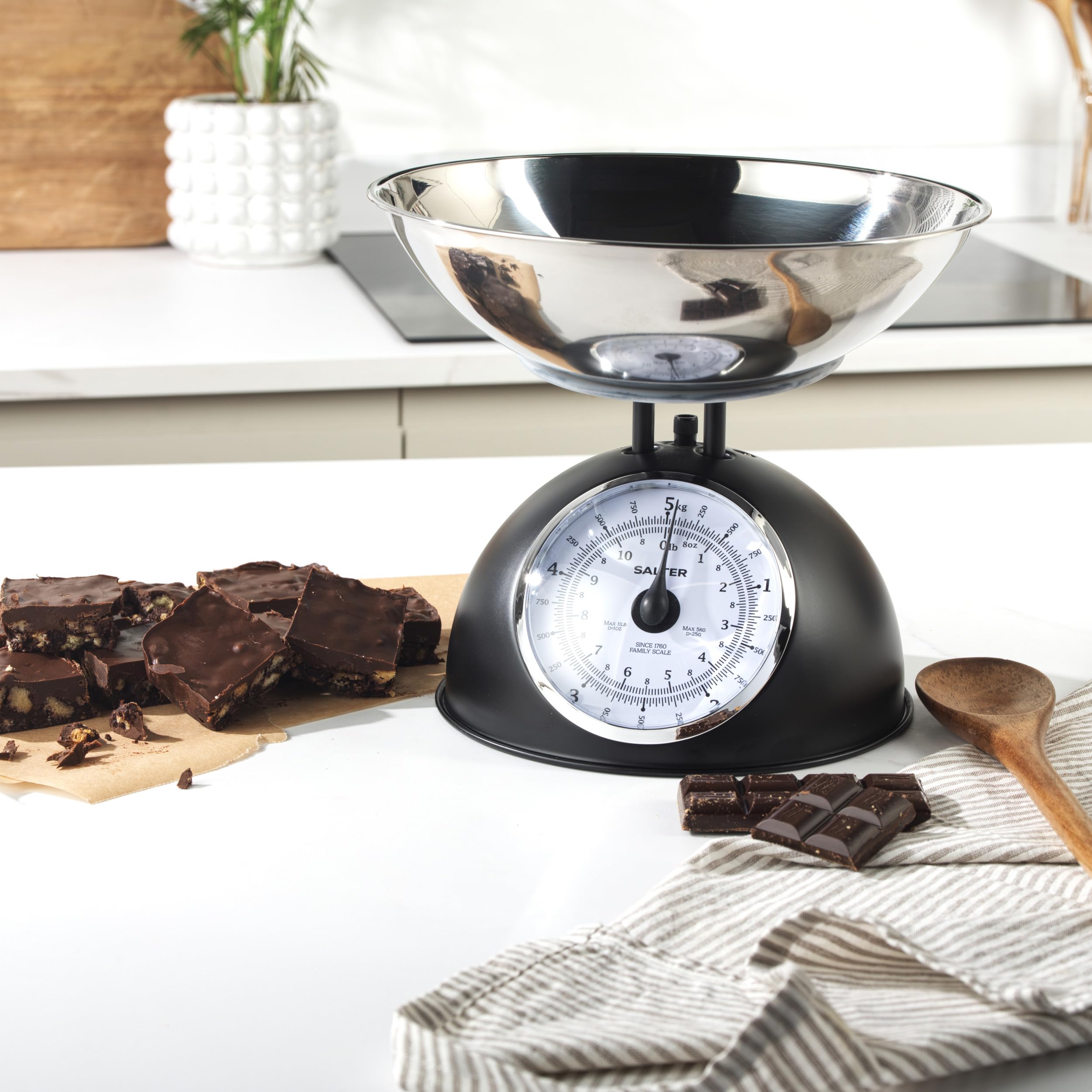 Salter Timeless Bilancia da Cucina Meccanica 5kg, Ciotola Lavabile da 2L, Senza Batterie, Nero
