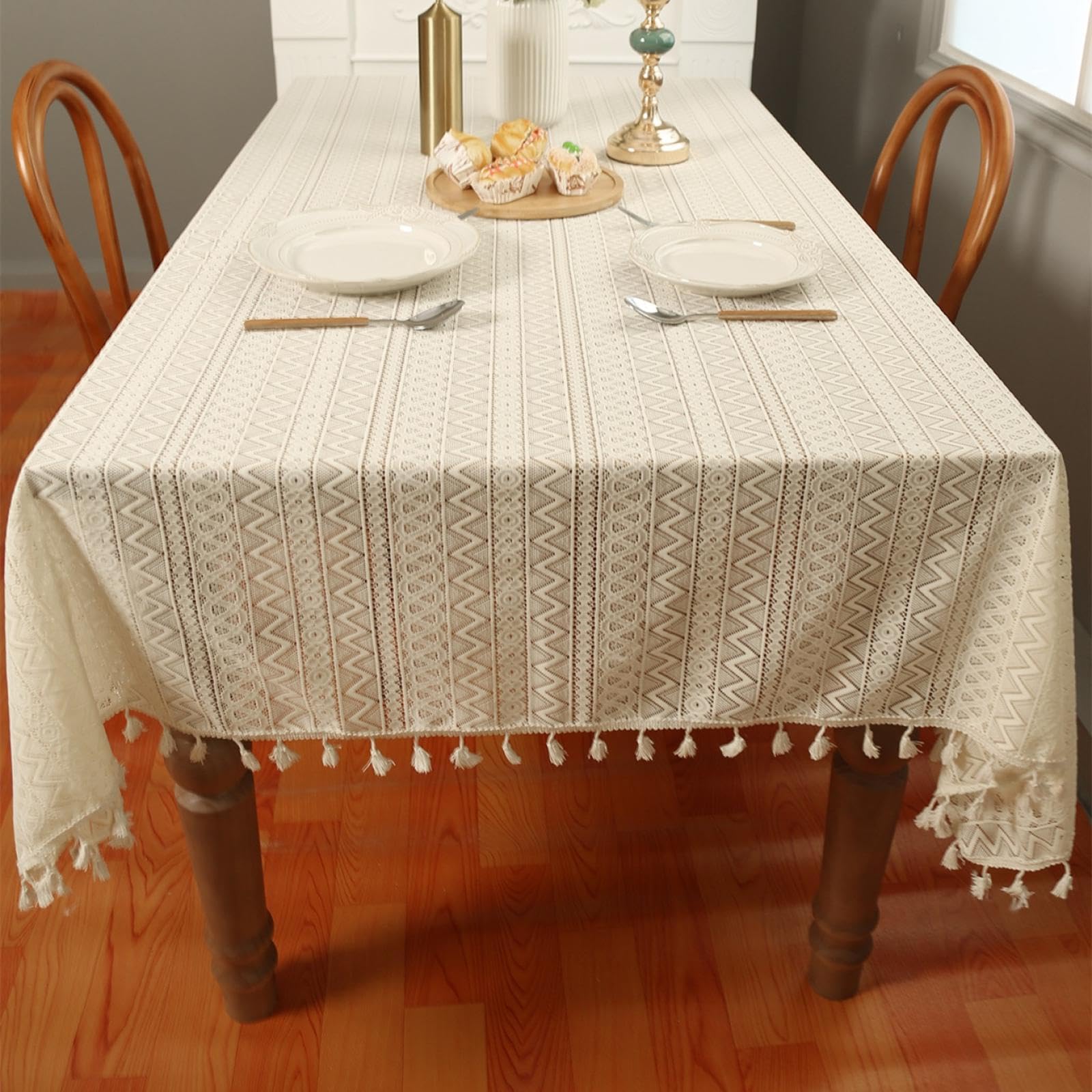 Nappe triangulaire beige en dentelle pour sublimer vos repas de famille et déjeuners en terrasse