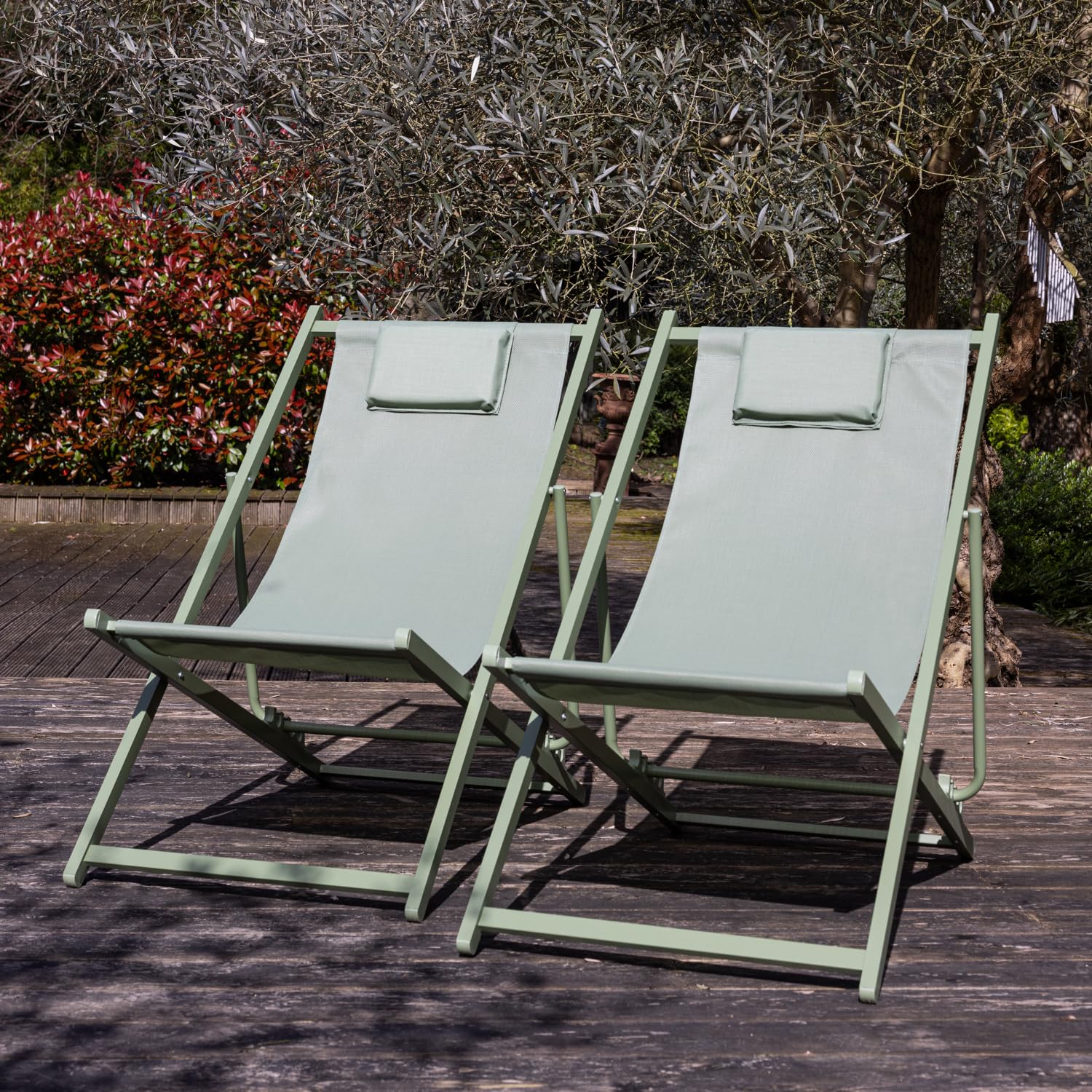Happy Garden Lot de 2 chiliennes Cyprus en textilène et Structure en Aluminium Vert Sauge - Équipés de Coussins Repose-tête, Confort et Relaxation - Idéal pour Jardin, Terrasse et Patio