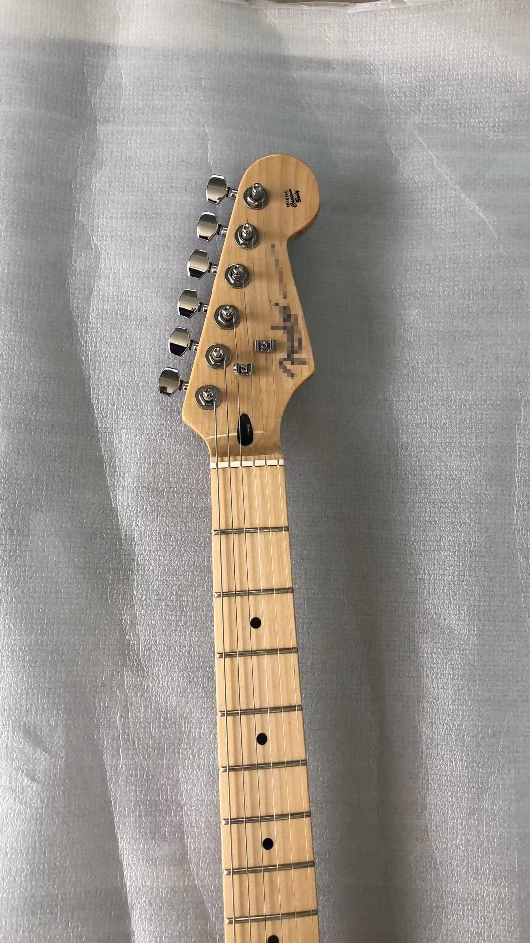 Guitare électrique marron 6 cordes idéale pour vos sessions studio