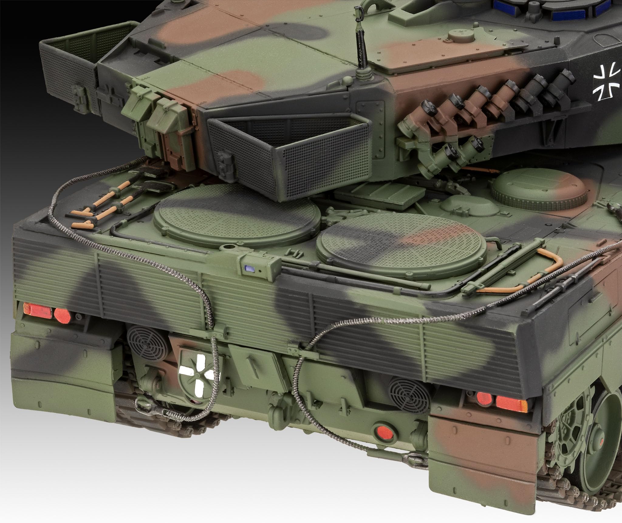 Revell Zestaw modelarski I Leopard 2 A6M + I bogaty w szczegóły zestaw pancerny na poziomie 5, 250 części, skala 1:35, dla dzieci i dorosłych od 13 lat