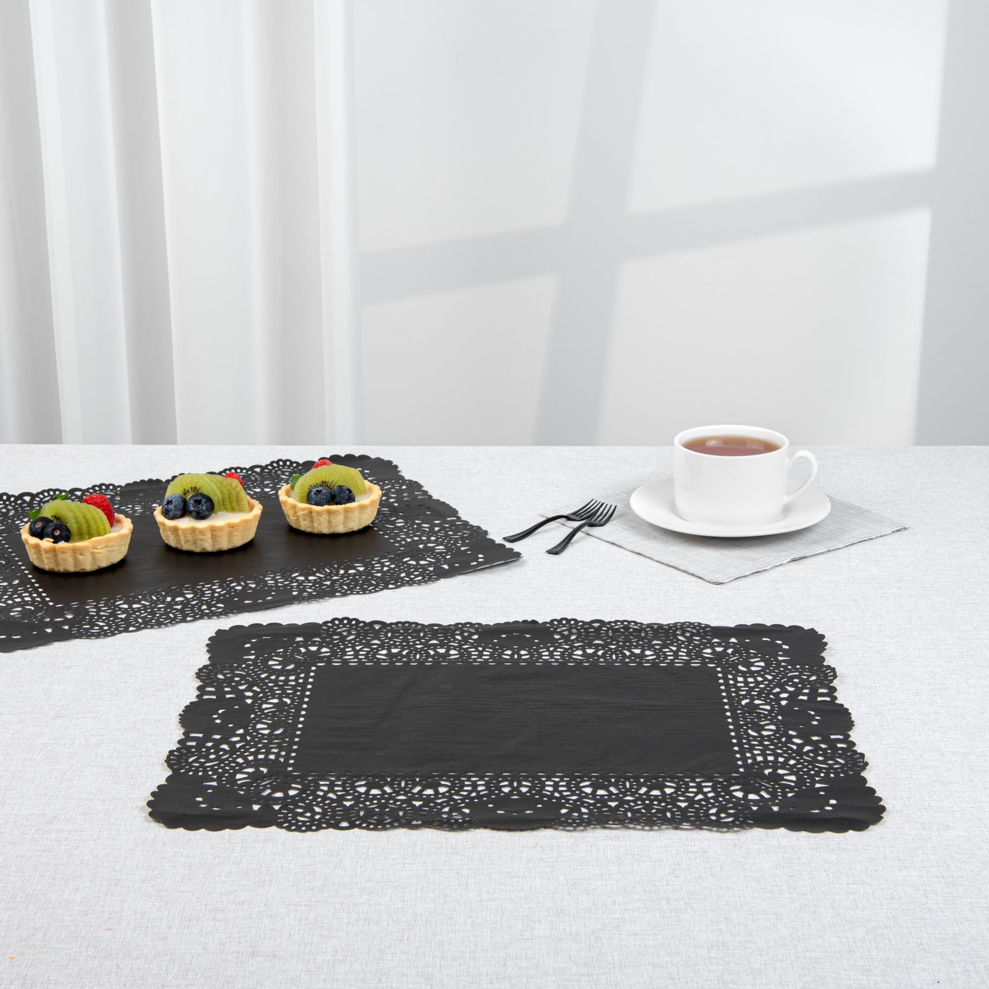 Restaurantware Pastry Tek - Tapetes de papel de encaje de 15.75 x 12 pulgadas, 100 tapetes rectangulares desechables para mesa, elegante acabado de encaje, de larga duración, papel negro, para