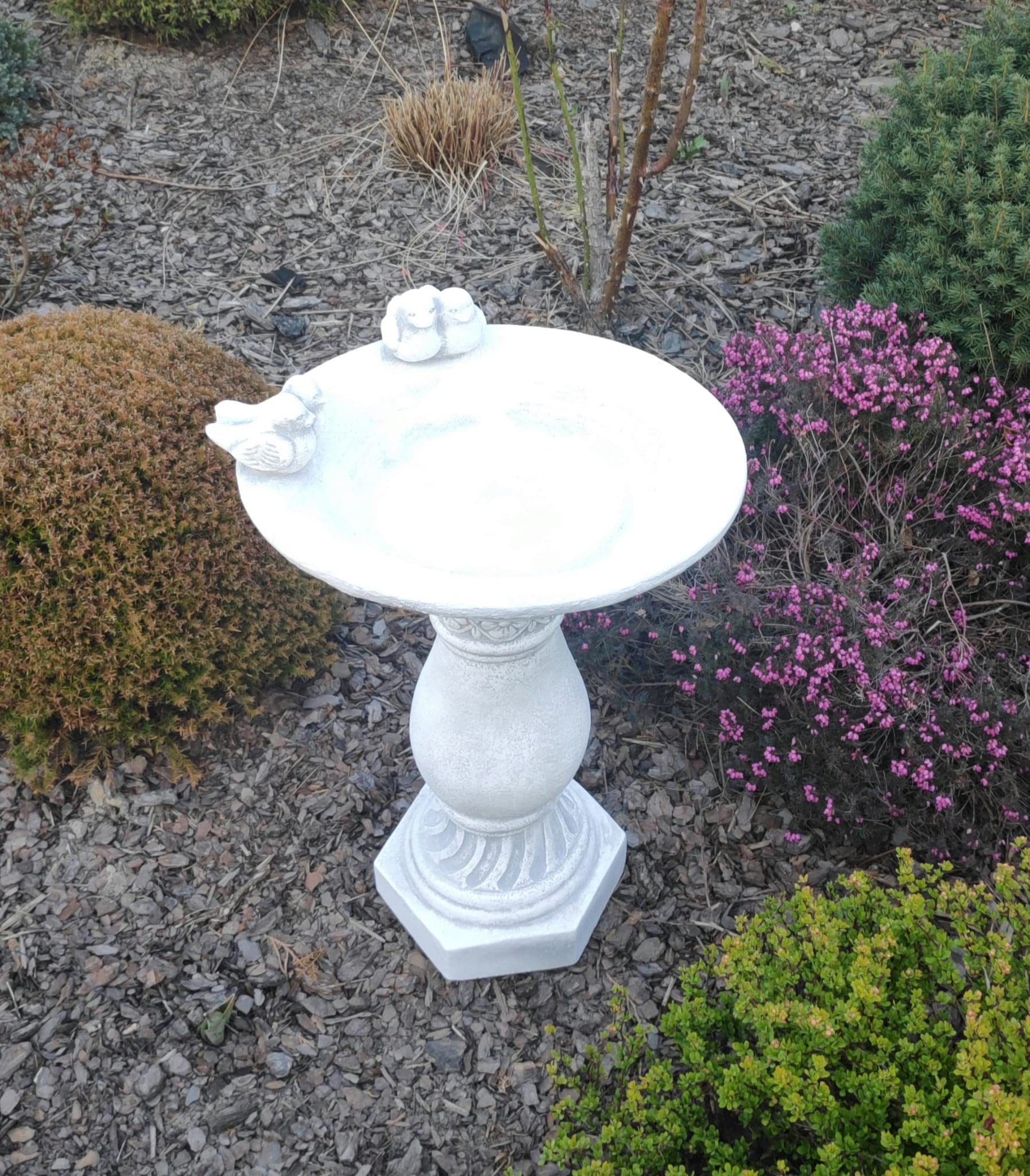 Bagno per uccelli in stile classico, alimentatore su una colonna in pietra ricostituita, ornamento da giardino, arredamento