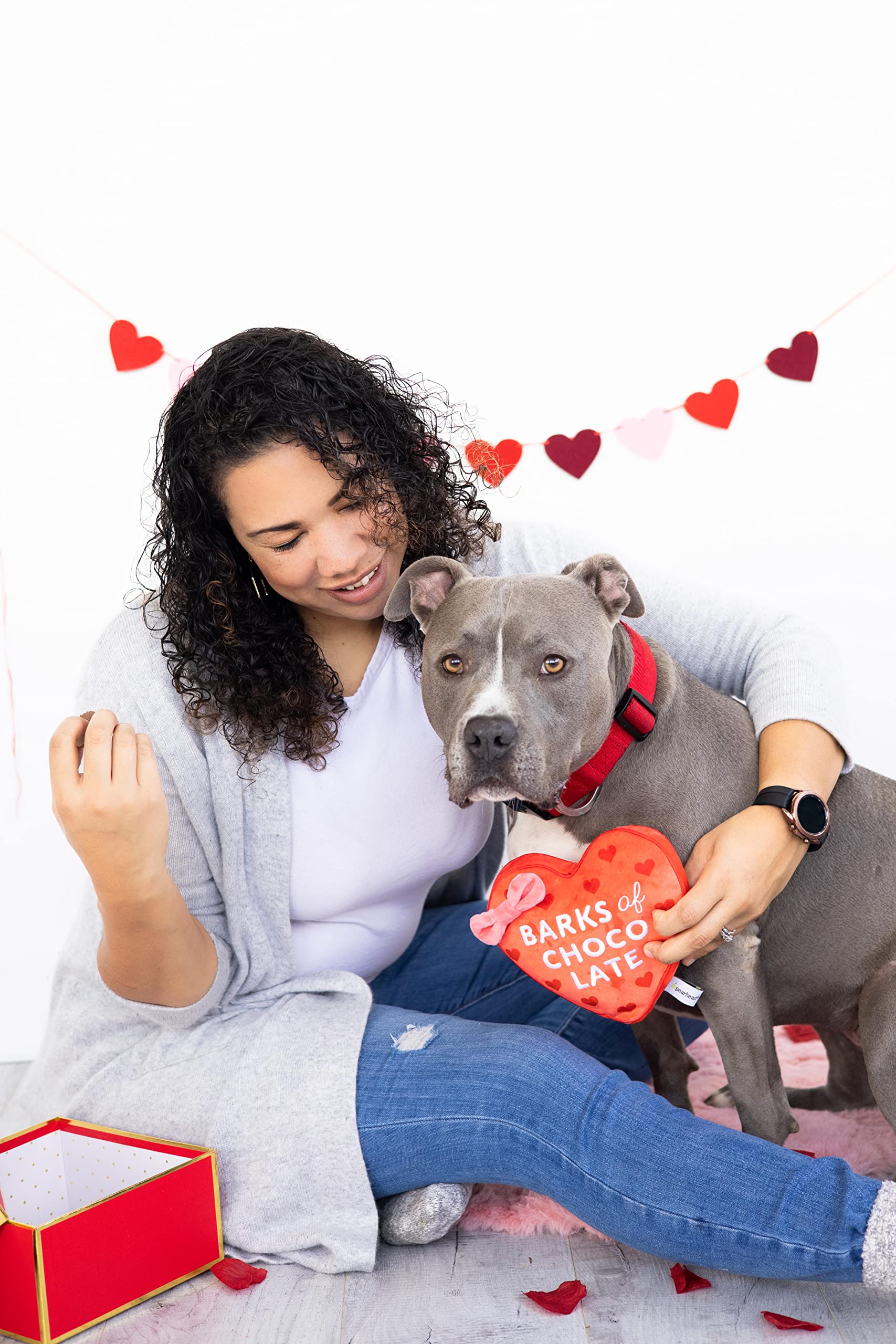 Pearhead Valentinstag Plüsch Hundespielzeug, Box mit Schokolade gefülltes Haustierspielzeug, Knister- und Quietschspielzeug, Valentinstagsgeschenke, Rinden von Schokolade Spielzeug