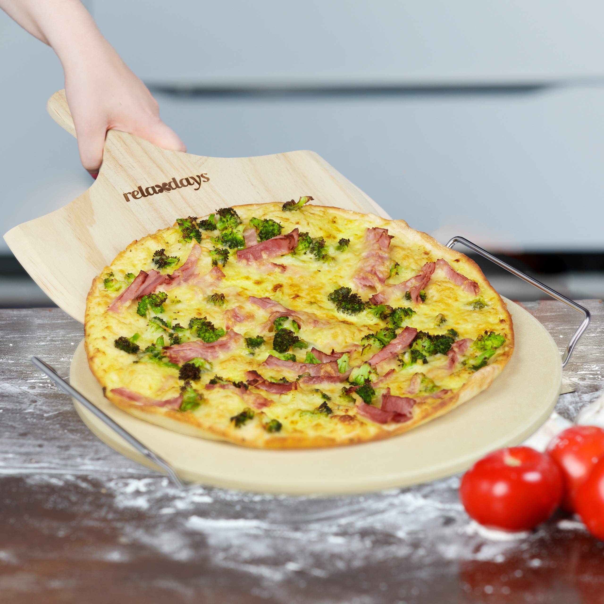 Relaxdays 10020491 Pierre à pizza ronde 1 cm avec support en métal pierre à pain cuisson four pelle à pizza bois spatule HxlxP: 4 x 32 x 32 cm, nature