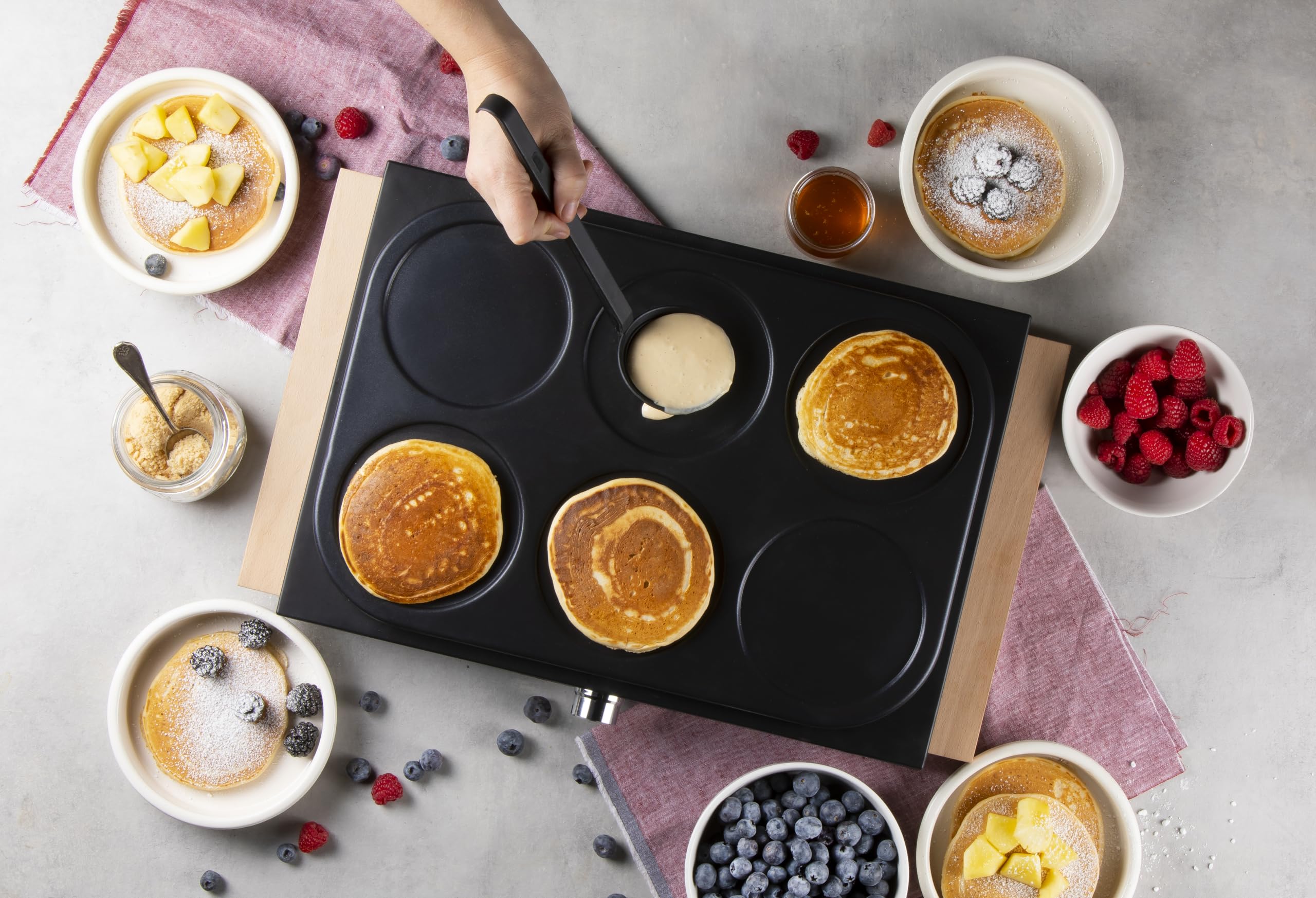 DOMO DO8717P Pancake Maker avec Design en Bois - Crepiere Electrique - Inclusive spatules en bois et louche - 6 P