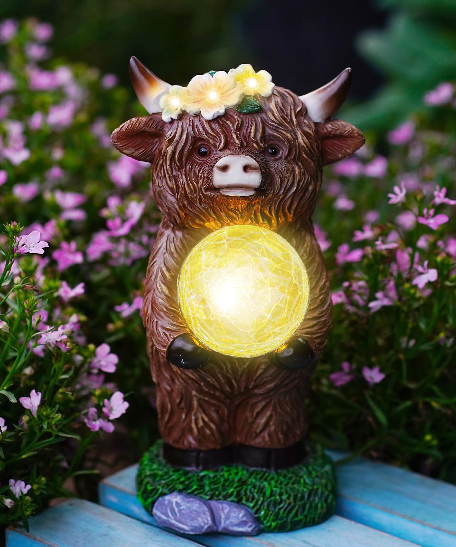 Yeomoo Highland Cow Gartenfigur mit Solarlampen Gartendeko Deko Zimmer - Lustig Hochlandrind mit Ball & Blumen Solar Garten Figur - Kuh Geschenke für Männer Frauen Mama Wetterfeste Balkon Deko