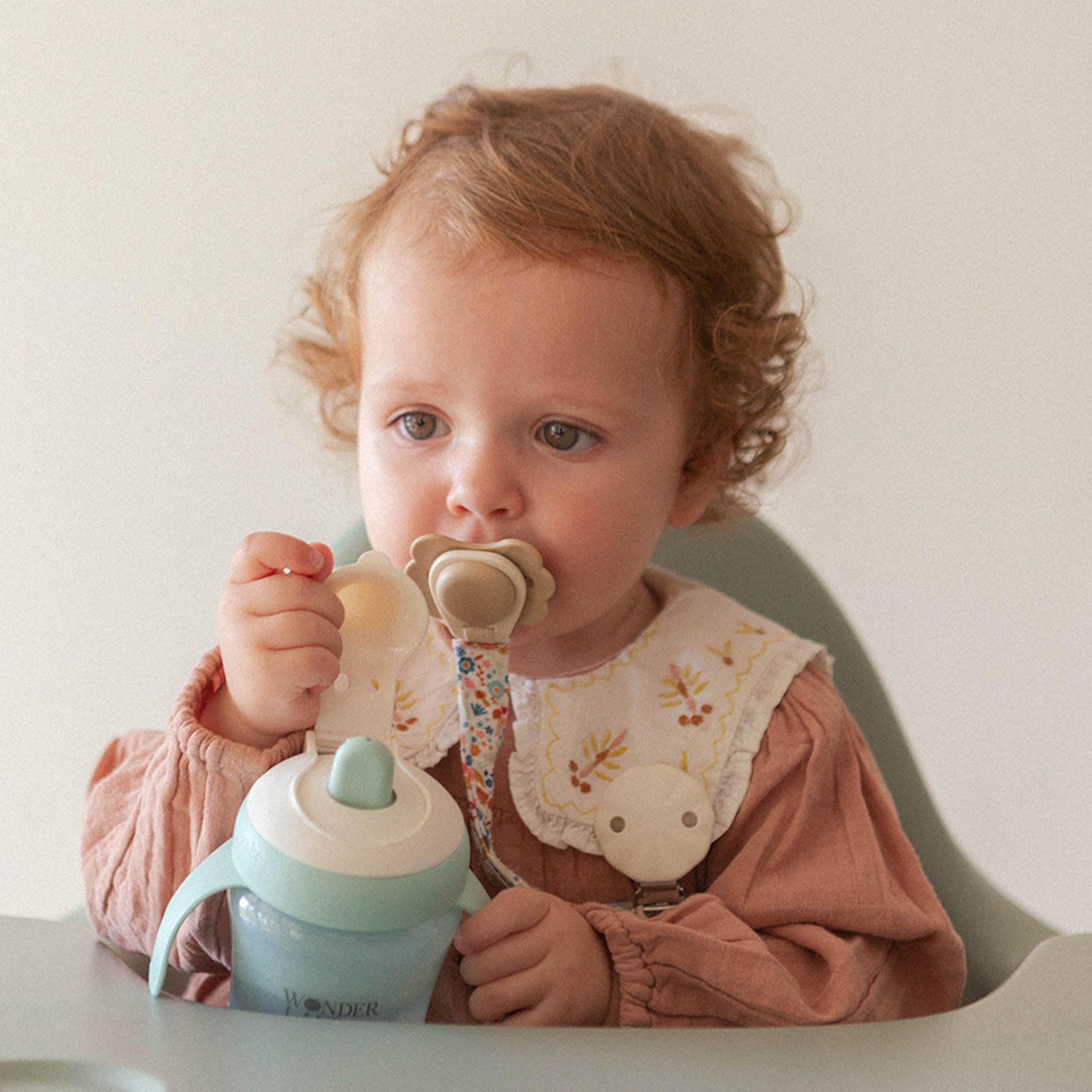 Suavinex, Tasse d'Apprentissage avec Bec Rigide. Gobelet Bébé Anti Fuite avec Couvercle Rabattable et Anses. Passe au Lave-Vaisselle. Trainer Cup 200 ml. Verre Bébé et Enfats +6 Mois. Wonderland Rose