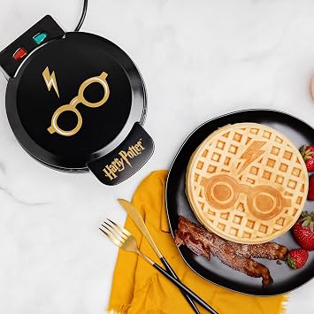 Uncanny Brands Harry Potter Icon Waffle Maker - Make Breakfast Harry Potter Waffles - Kitchen Appliance - UK Plug, WM1-HPO-HP1-UK