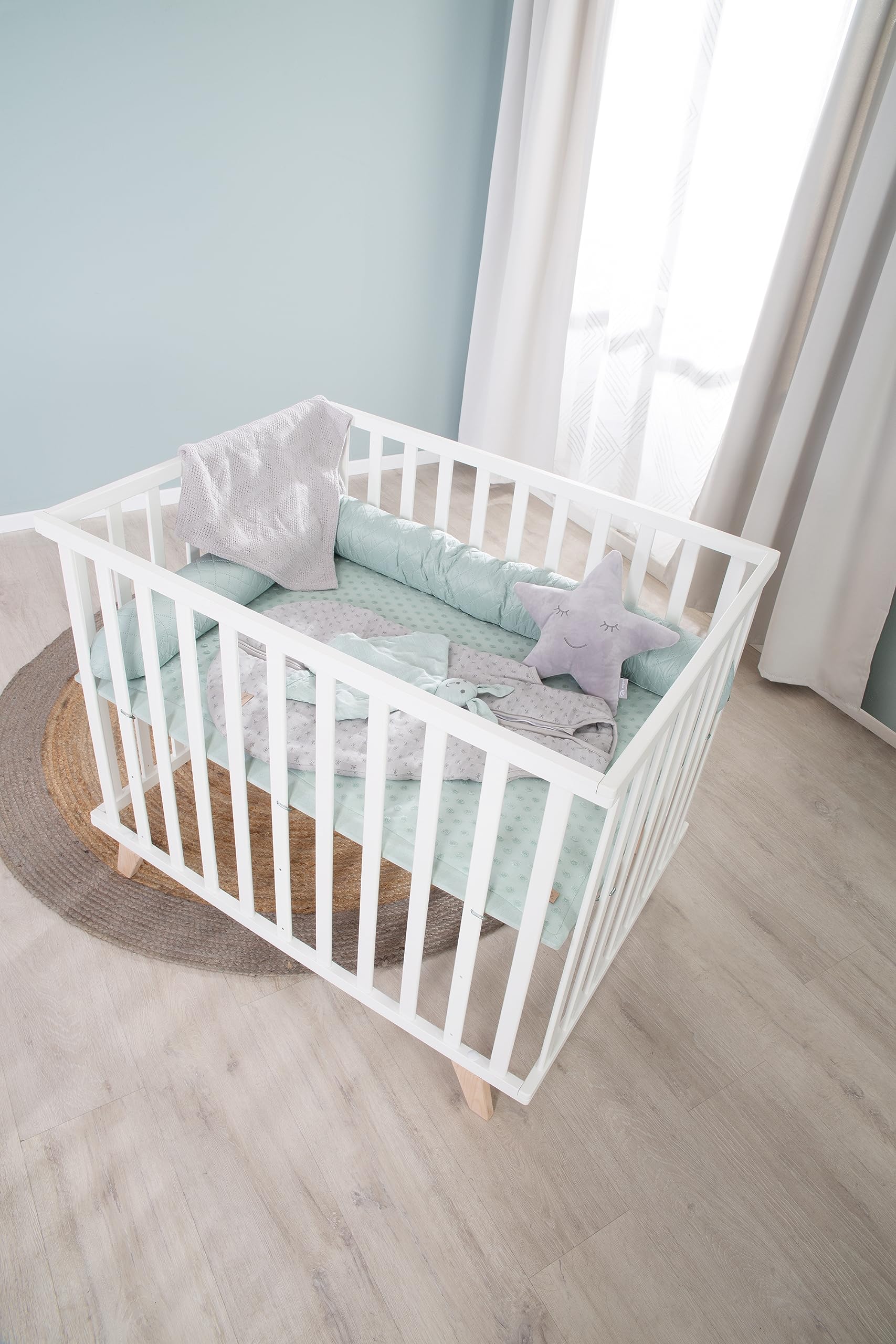 roba Parc Bébé en Bois Massif Bio 75 x 100 + Tapis de Parc Lil Planet Vert Givré - Certifié OEKO-TEX et GOTS - Base Ajustable en Hauteur - Design Rétro - Laqué Blanc