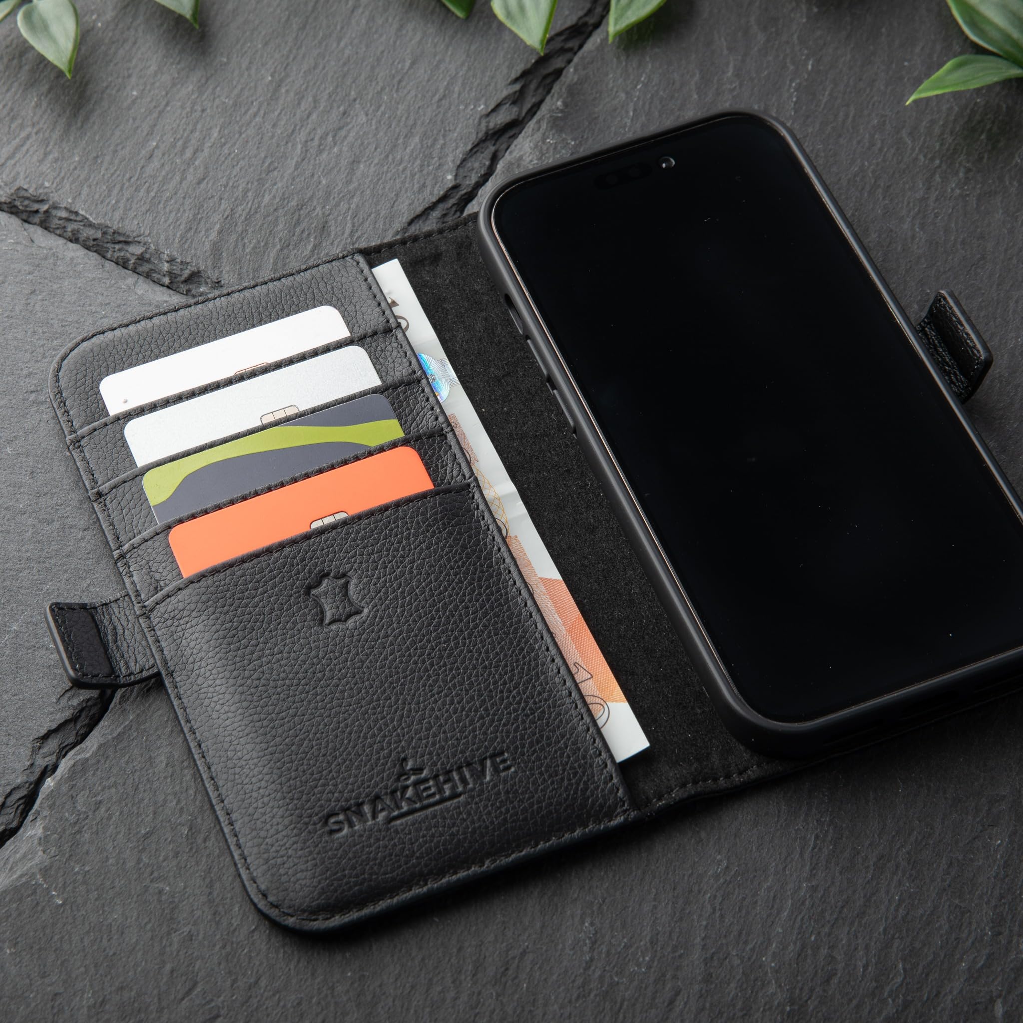 Snakehive Lederhülle Für IPhone 14 Pro Max – Klappcase Mit 4 Kartenfächern, Standfuß & Rundumschutz (hellbraun)