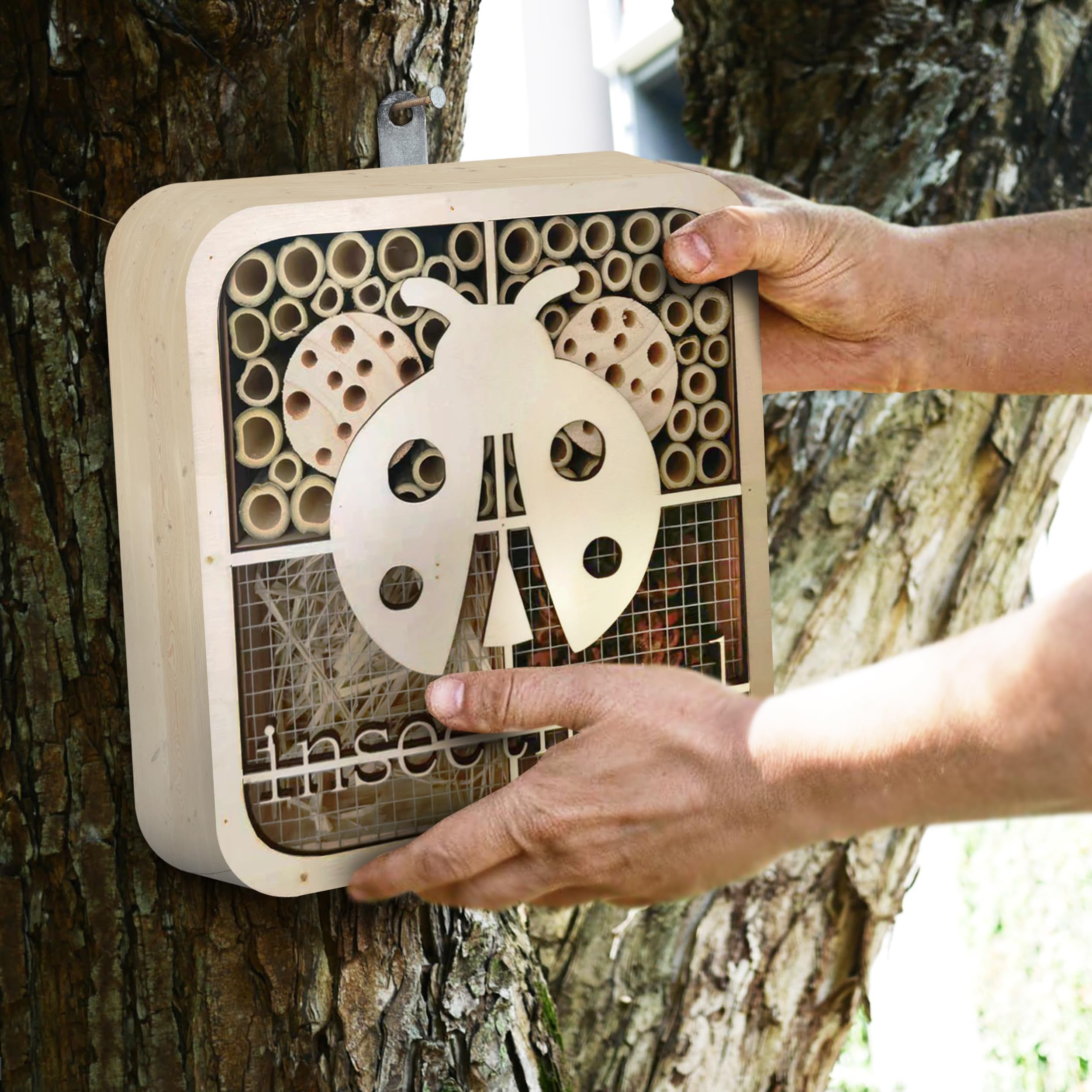 ISOTRONIC Hotel para Insectos de Madera Natural – Casa para Abejas, Mariquitas y Otros Insectos – Hotel de bambú para Abejas, Ideal para jardín y balcón – Diseño Moderno de Panal (Mariquita)