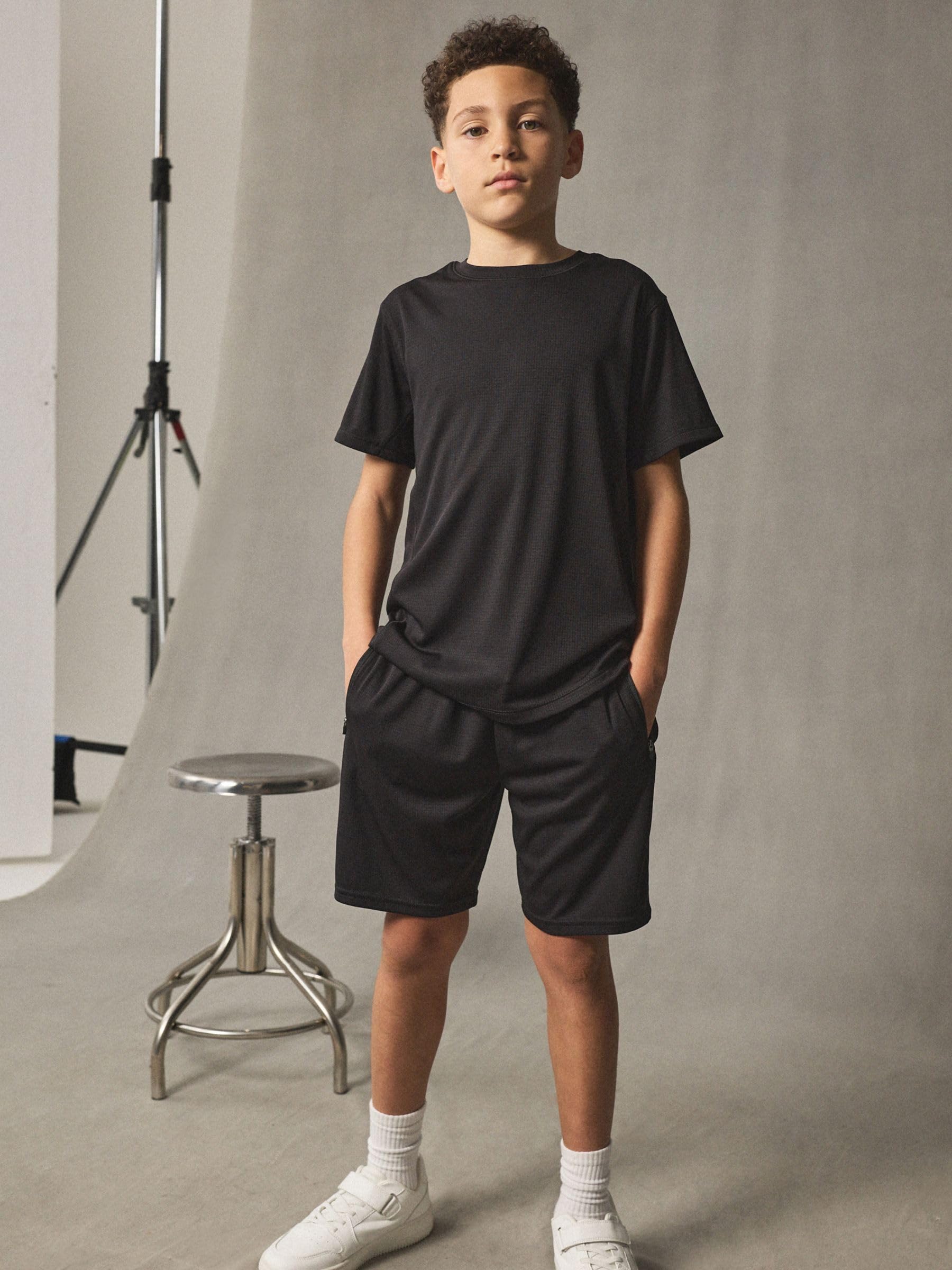 NEXT Jungen Standard Set aus sportlichem T-Shirt und Shorts 98-176