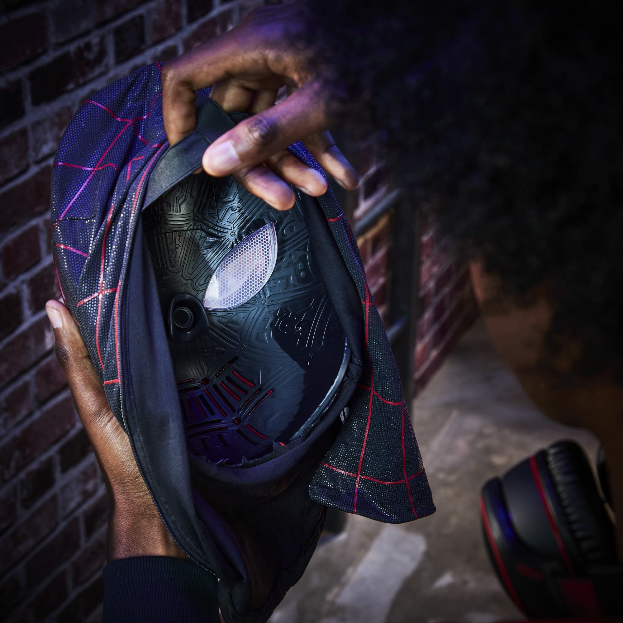 Hasbro Marvel Legends Series, Spider-Man: Miles Morales, maschera espressiva elettronica, articolo premium interattivo per roleplay per adulti