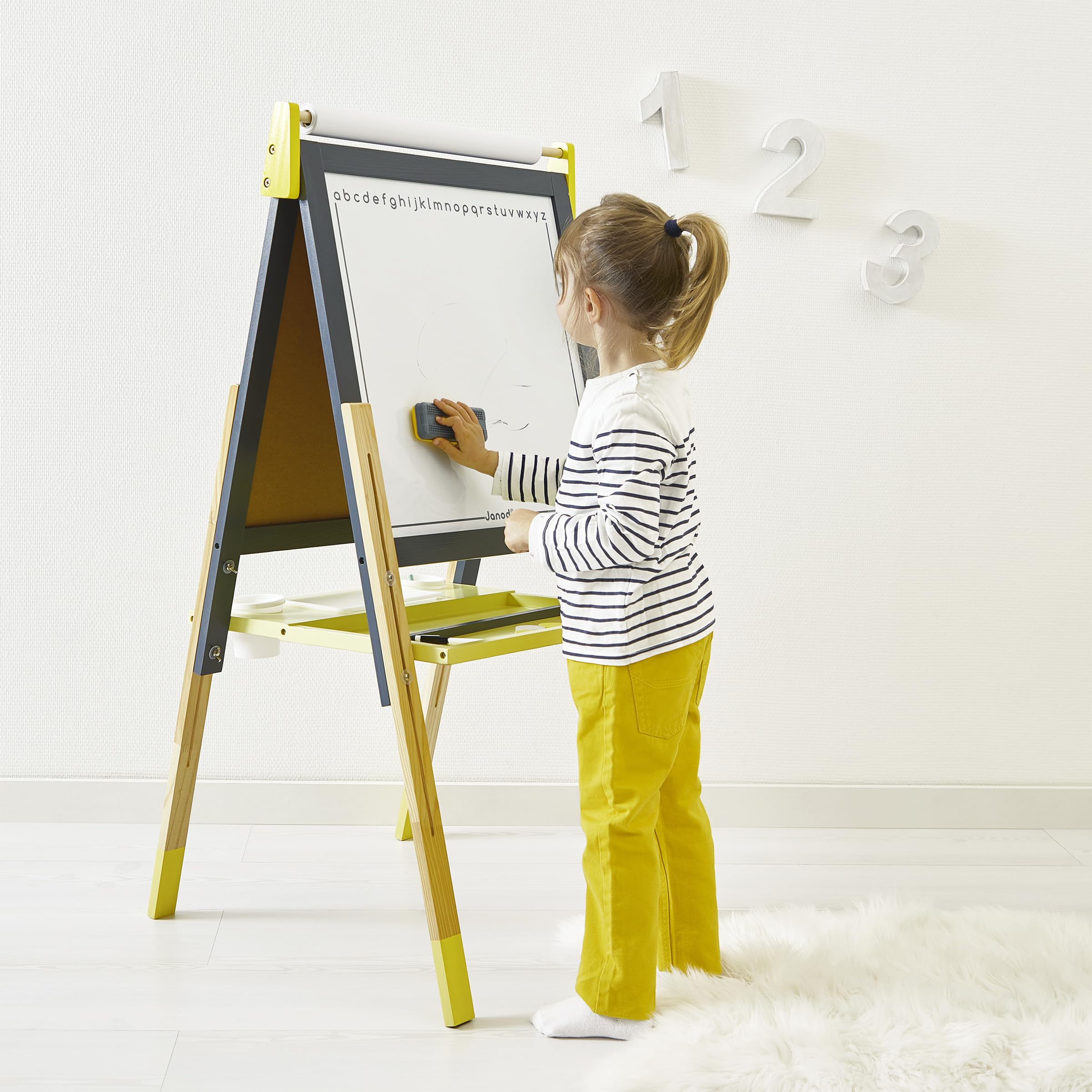 Janod - Tableau Double Face en Bois Gris et Jaune - Face Noire et Face Blanche Magnétique -Tableau Réglable en Hauteur - Avec Rouleau Papier Dessin - Nombreux Accessoires - Dès 3 Ans, J09630