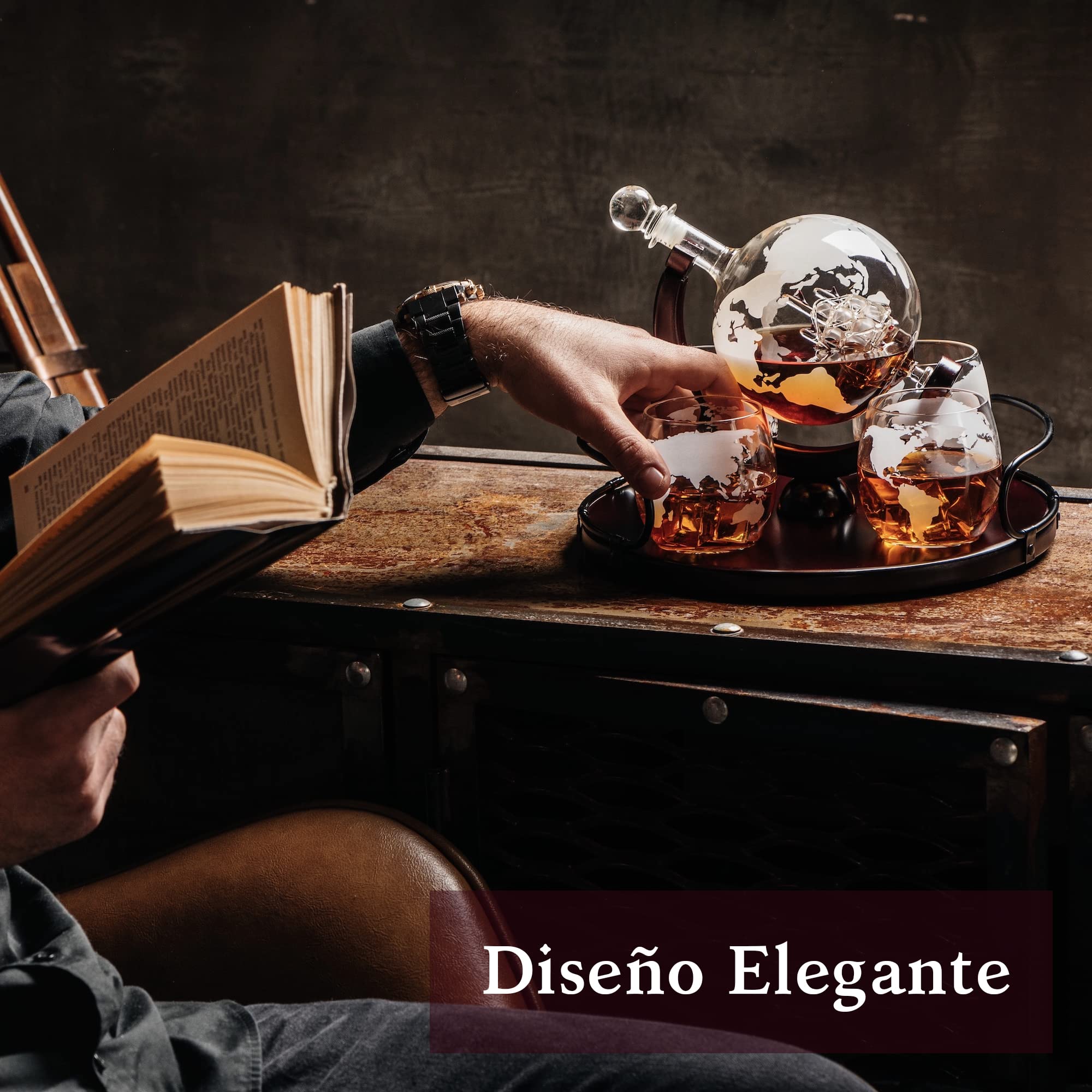 Kemstood Decantador de whisky con diseño de globo grabado (850 ml) - juego de regalo 2023, 4 vasos con el nuevo soporte de madera y asas, escocés, bermellón, vodka