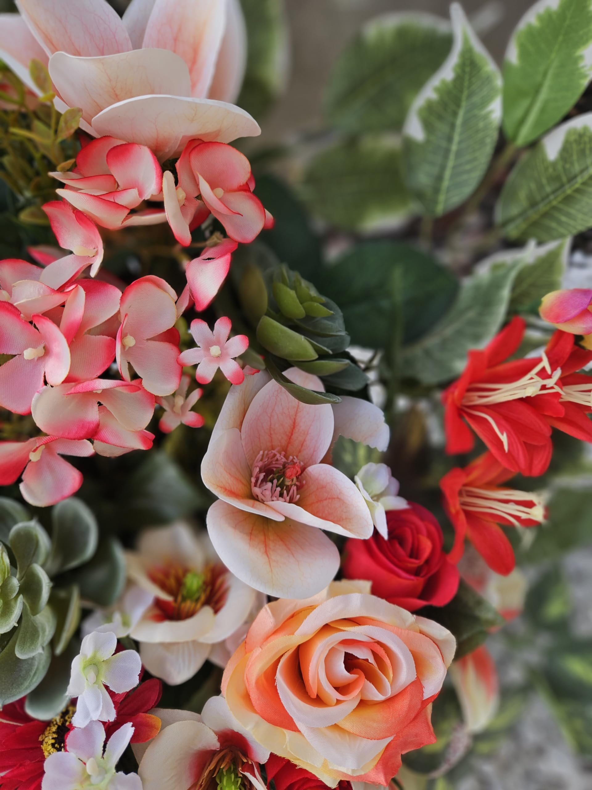 Composition De Fleurs Artificielles. Réalisé par Nos Soins, Fleurs De Qualité. Haut 47cm.