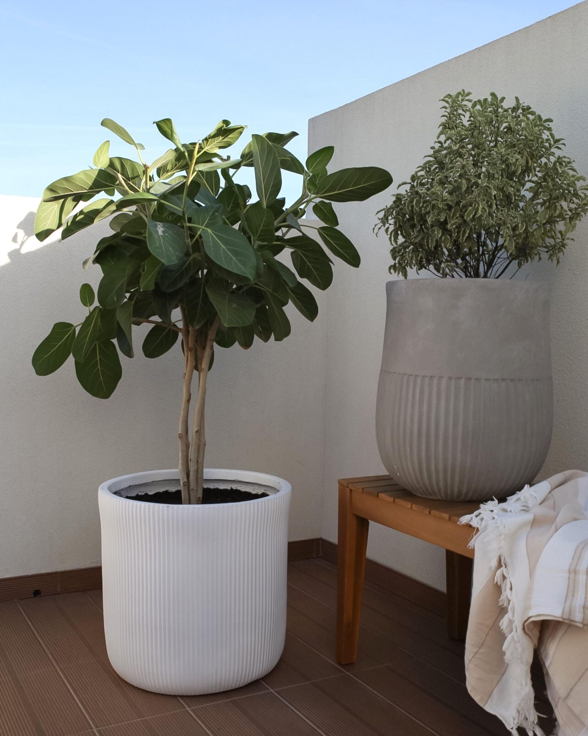 Blumentopf Ton und Glasfaser weiß rund 45 x 45 x 45 cm mit Rillen modern Oreoi