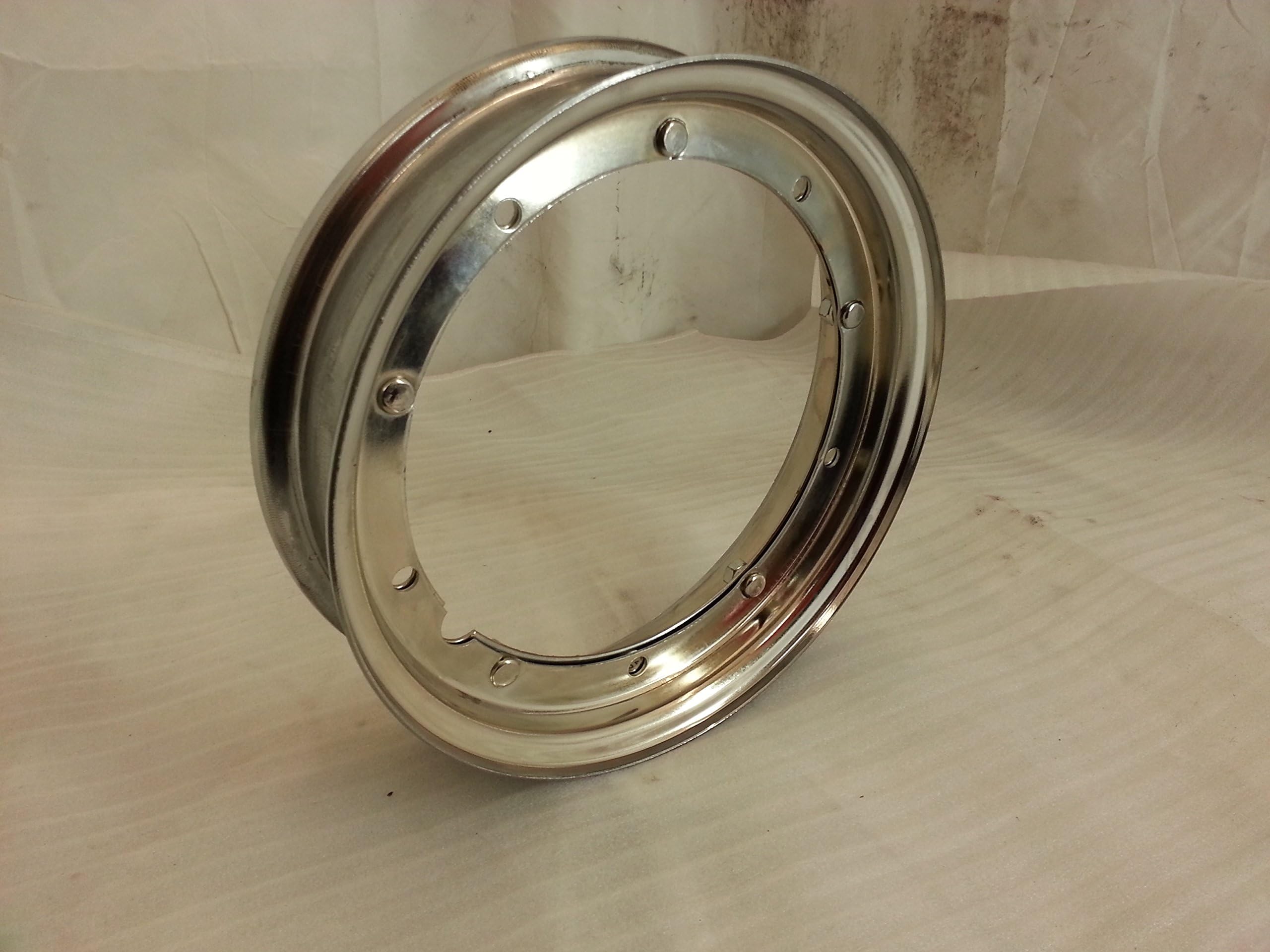 cerchio cromato 3.00-10/3.50-10 SI MONTA SIA ANTERIORE E POSTERIORE COMPATIBILE CON VESPA SPECIAL 50cc - PK 50/125cc - VESPA ET3 PRIMAVERA 125cc - PX 125/150/180/200cc COMPATIBILE CON LML star 12