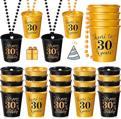 Sureio 24 piezas de 30 cumpleaños regalos de fiesta de chupito collares tazas a granel para mujeres, hombres invitados, tazas de plástico dorado y