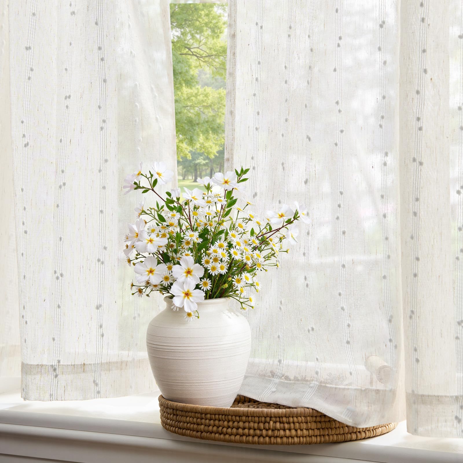 TOPICK Scheibengardinen 2er Set Bistrogardinen mit Punkten Leinen Landhausstil Boho Kurzgardine halbtransparent, H60 x B65 (cm) Leinenoptik Vorhänge mit Tunnelzug Küchenvorhang Wohnzimmer Weiß