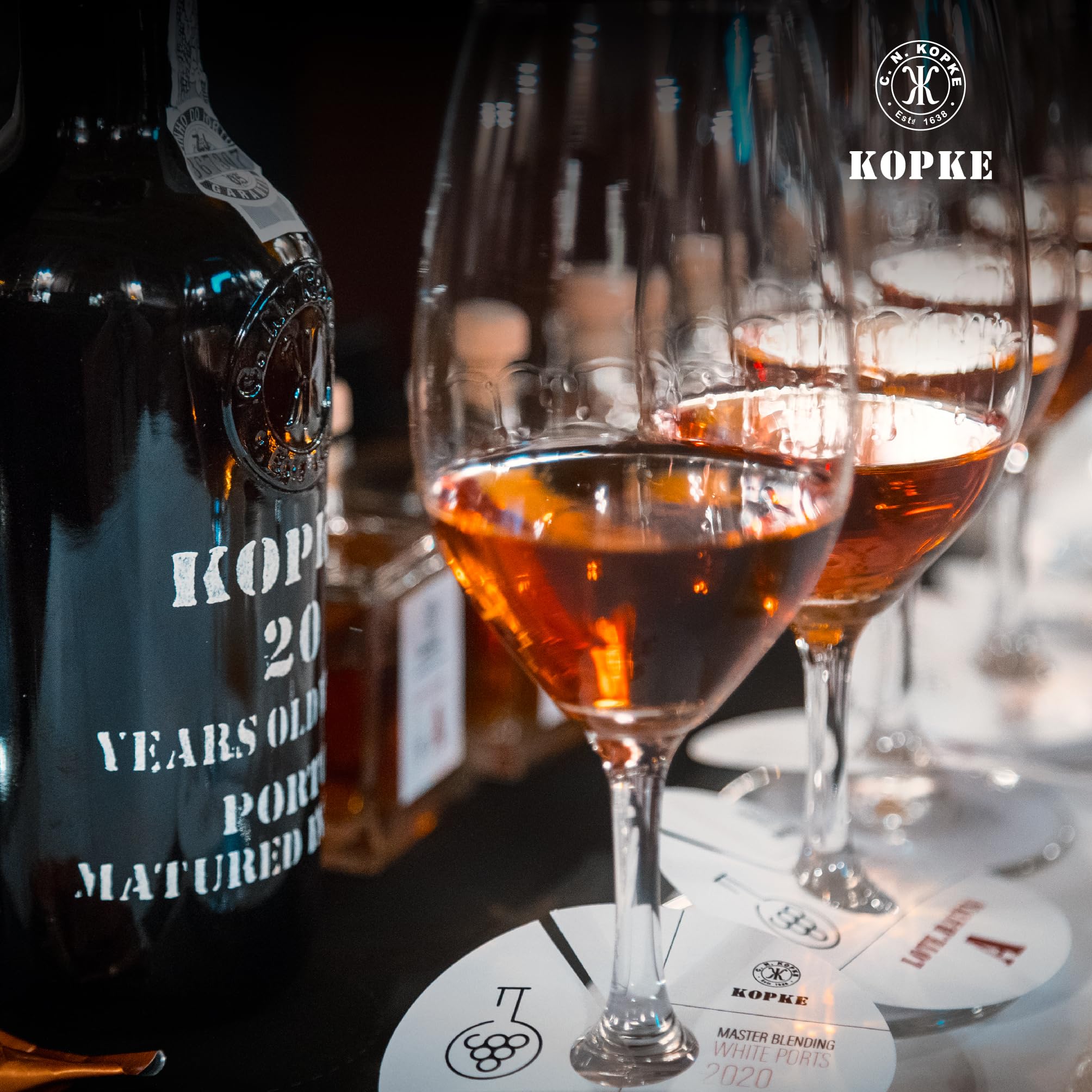 Kopke Tawny Portwein 20 Jahre alt - Exquisit im Holzfass Gereifter Portwein rot | Preisgekrönter Dessertwein | Elegante Flasche mit 0,75l, 20% Vol. in Geschenkkarton aus Holz
