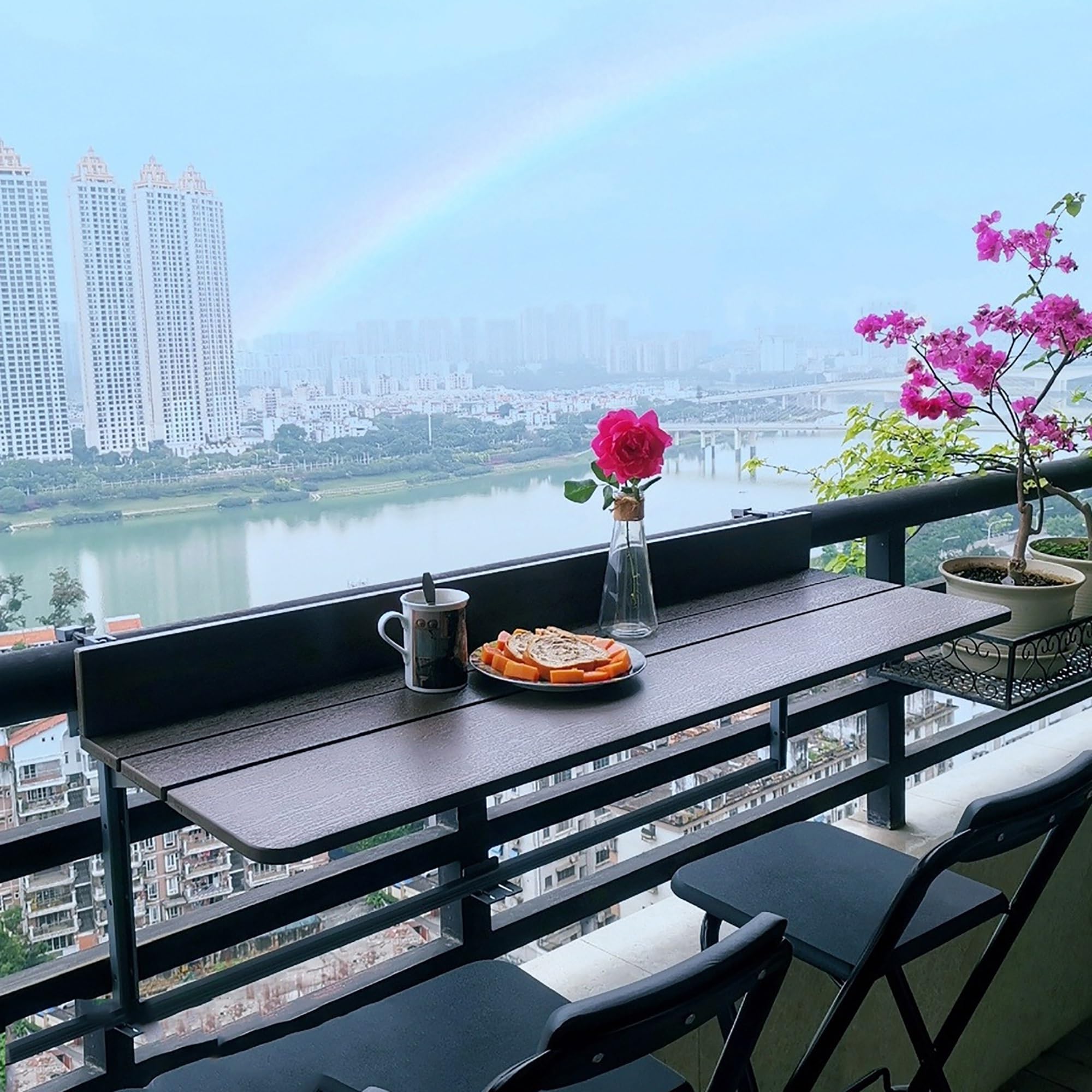 Table pliante murale pour balcon : gagnez de la place sur votre terrasse