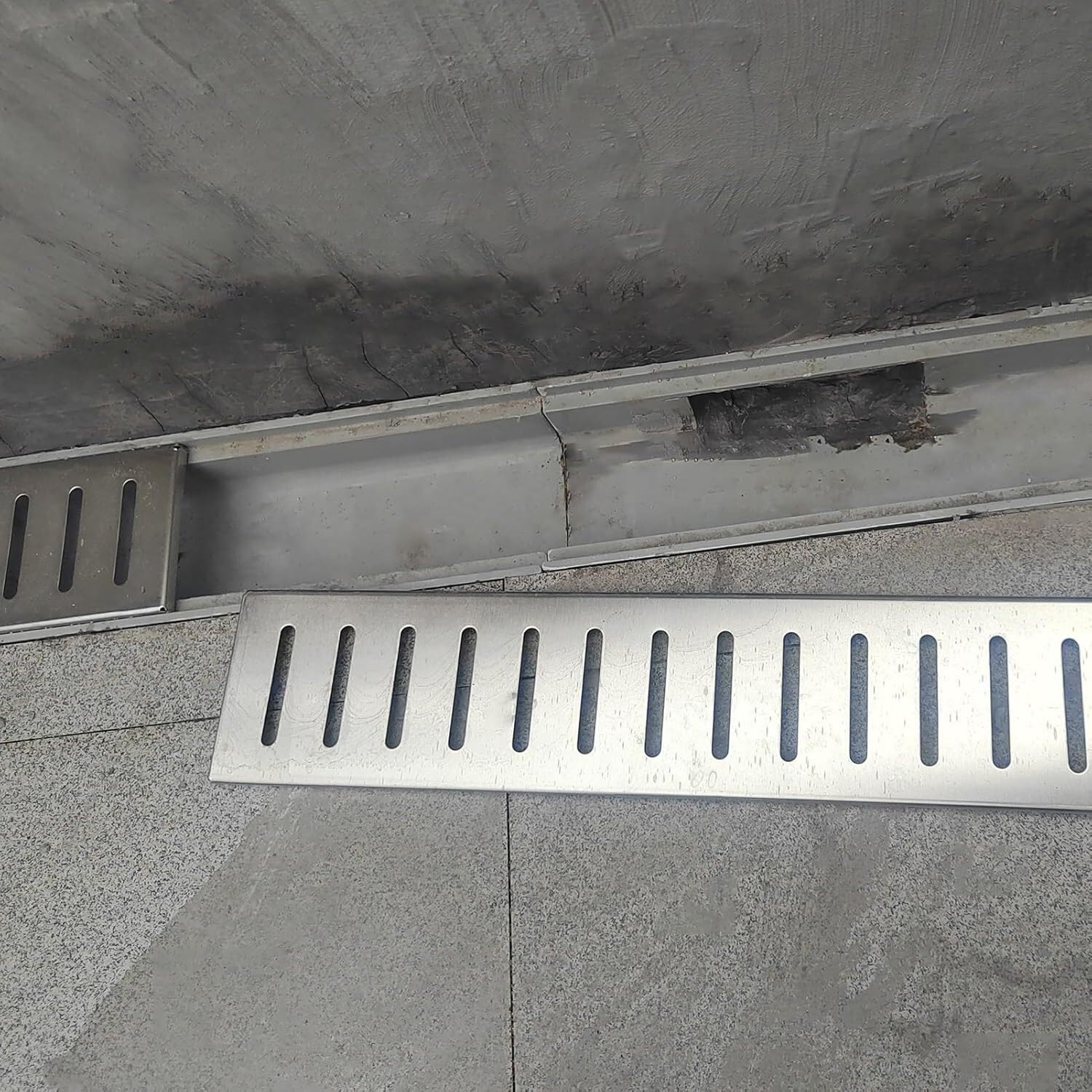 Éviter les inondations de garage avec ce drainage des fossés d'eau de pluie