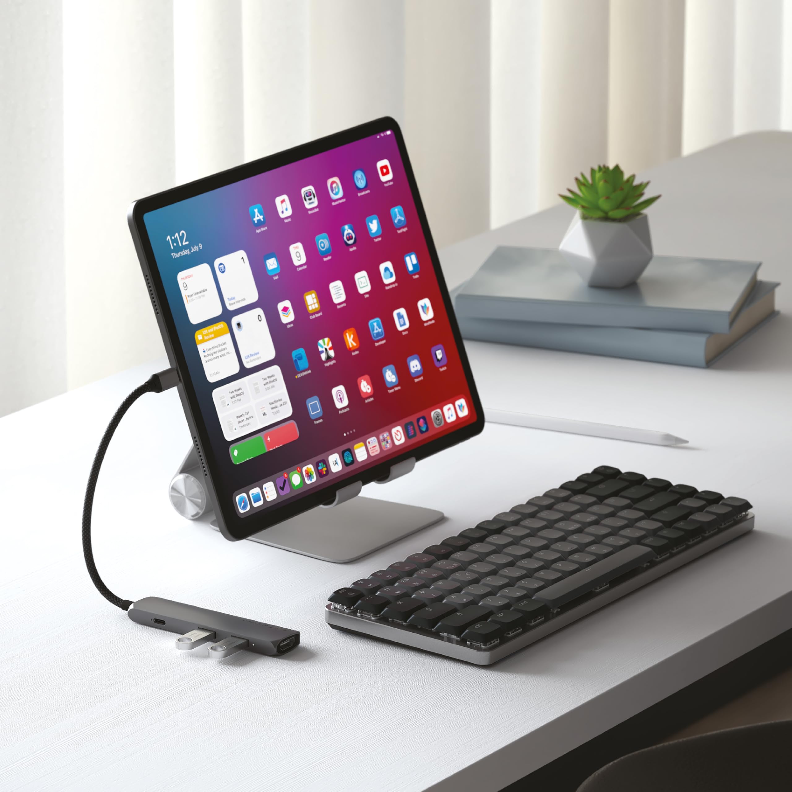 SATECHI hub USB-C Slim Plus 4 w 1, gwiezdna szarość | PD 100 W, HDMI 4K@60 Hz i 2 porty USB-A 10 Gb/s do MacBooka Air/Pro/Neo; zgodność z komputerami z Windows