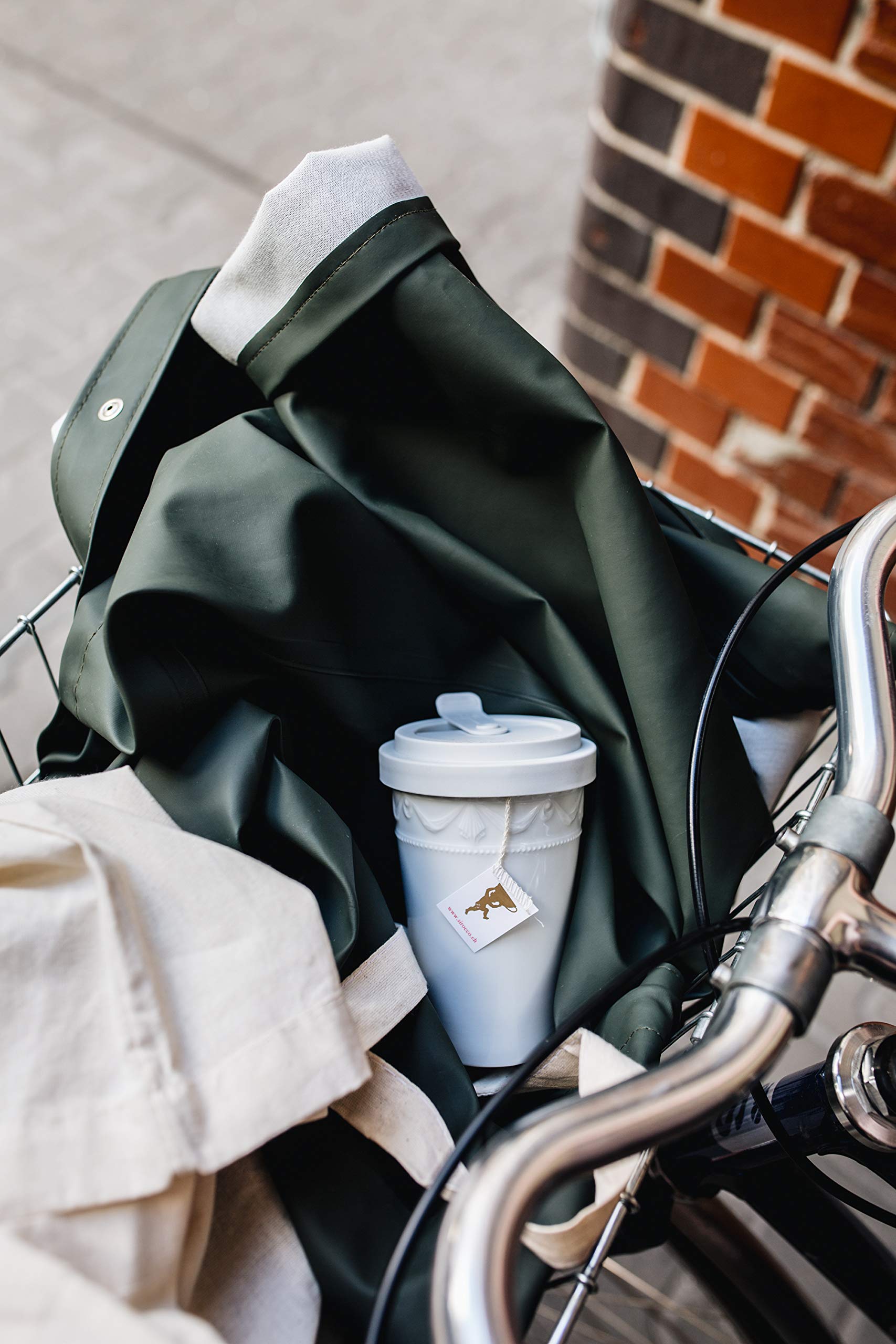 KPM Berlin KURLAND To-Go Becher Duo-Set 2tlg. reinweiß mit Deckel, Porzellanbecher 0,35l, handgefertigte Kaffeebecher 14 cm im Geschenkkarton