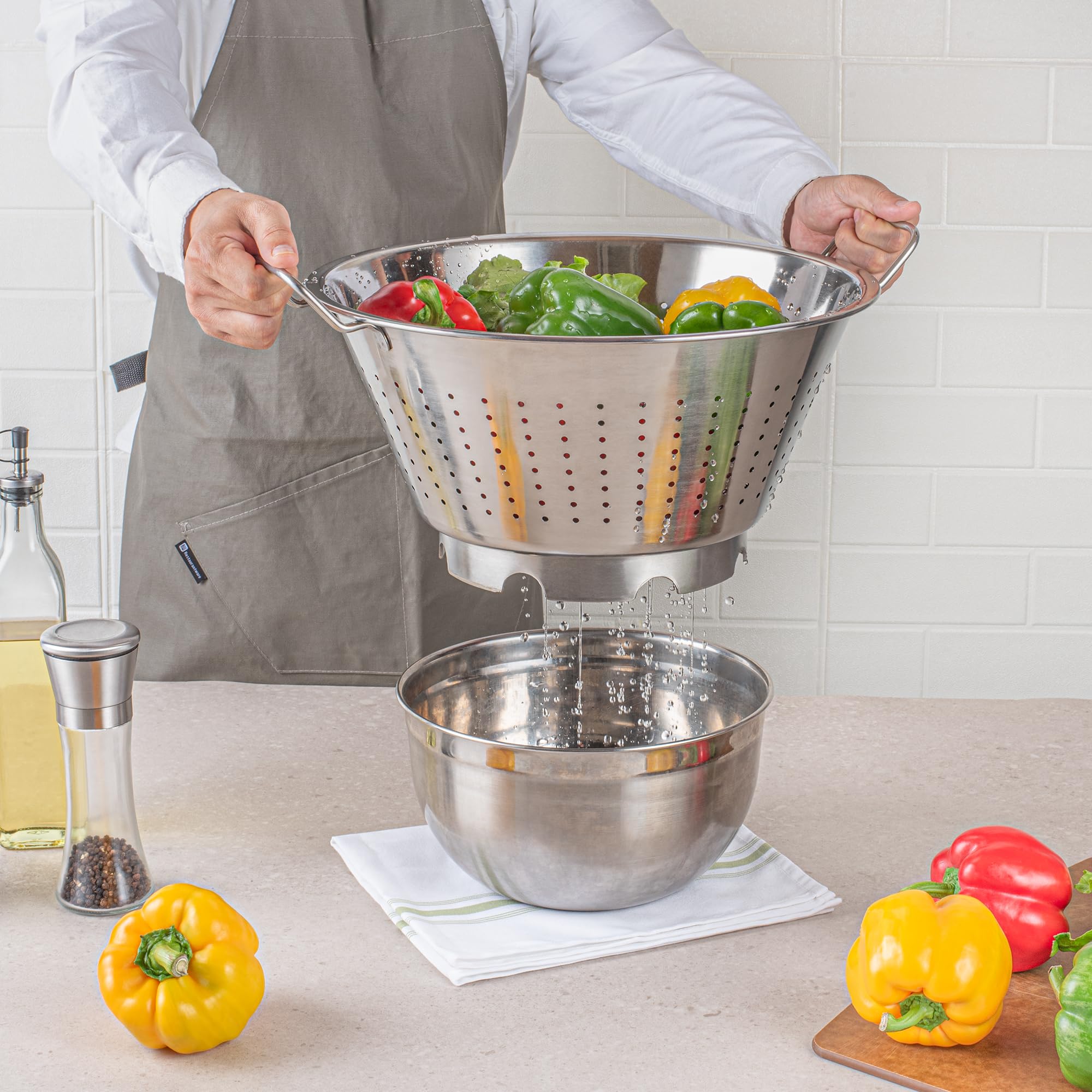 Met Lux - Colador de cocina de estilo europeo de 17 x 14 x 8.5 pulgadas, con asas, base elevada, colador de pasta de acero inoxidable plateado para pasta y verduras 5
