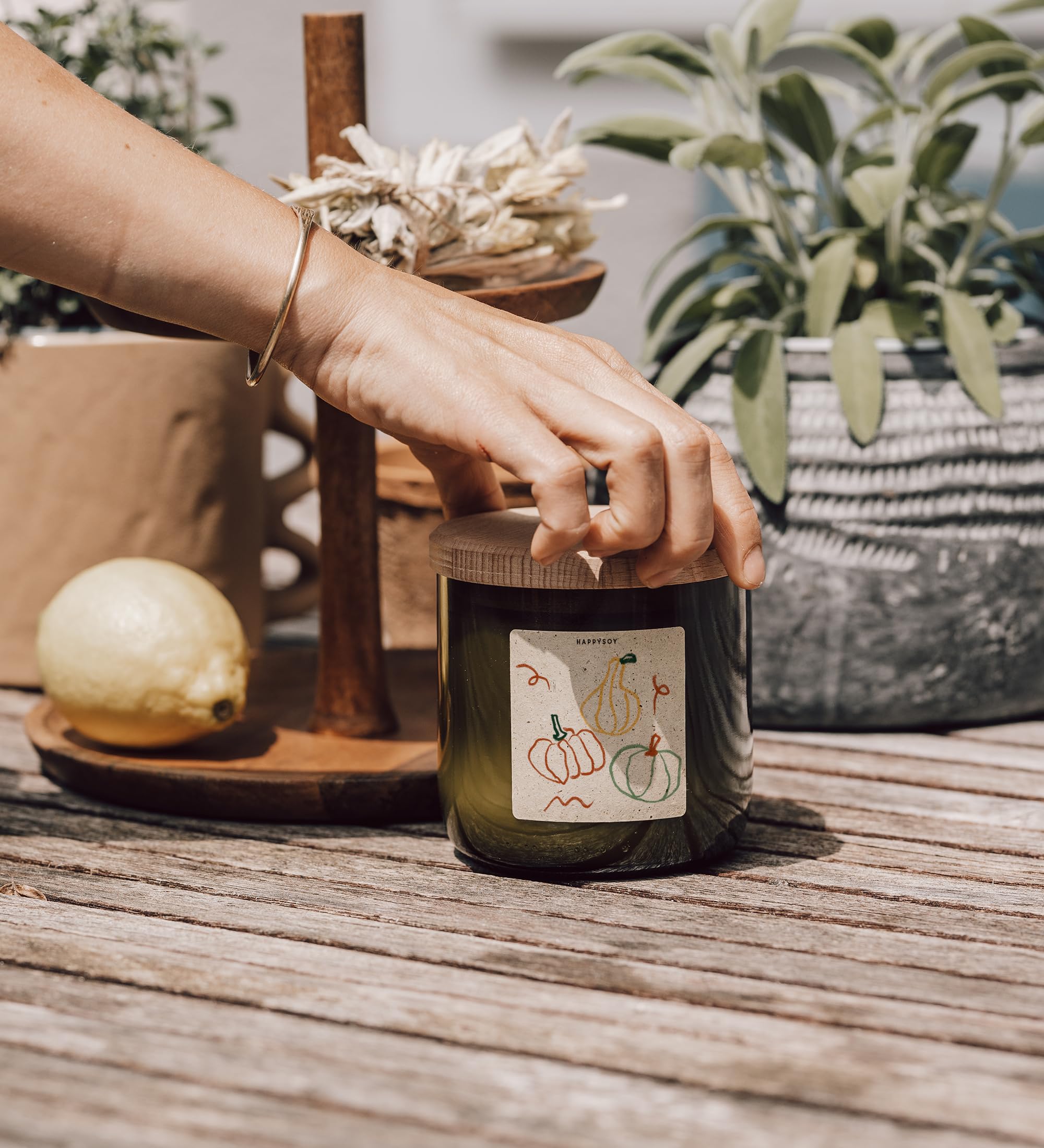 HAPPYSOY Kürbisse, Sojawachs-Duftkerze, grünes Glas aus Weinflasche, Holzdocht, gentechnikfrei, wundervoller Duft, über 100 h Brenndauer, Geschenkidee für Herbst, für Freundin